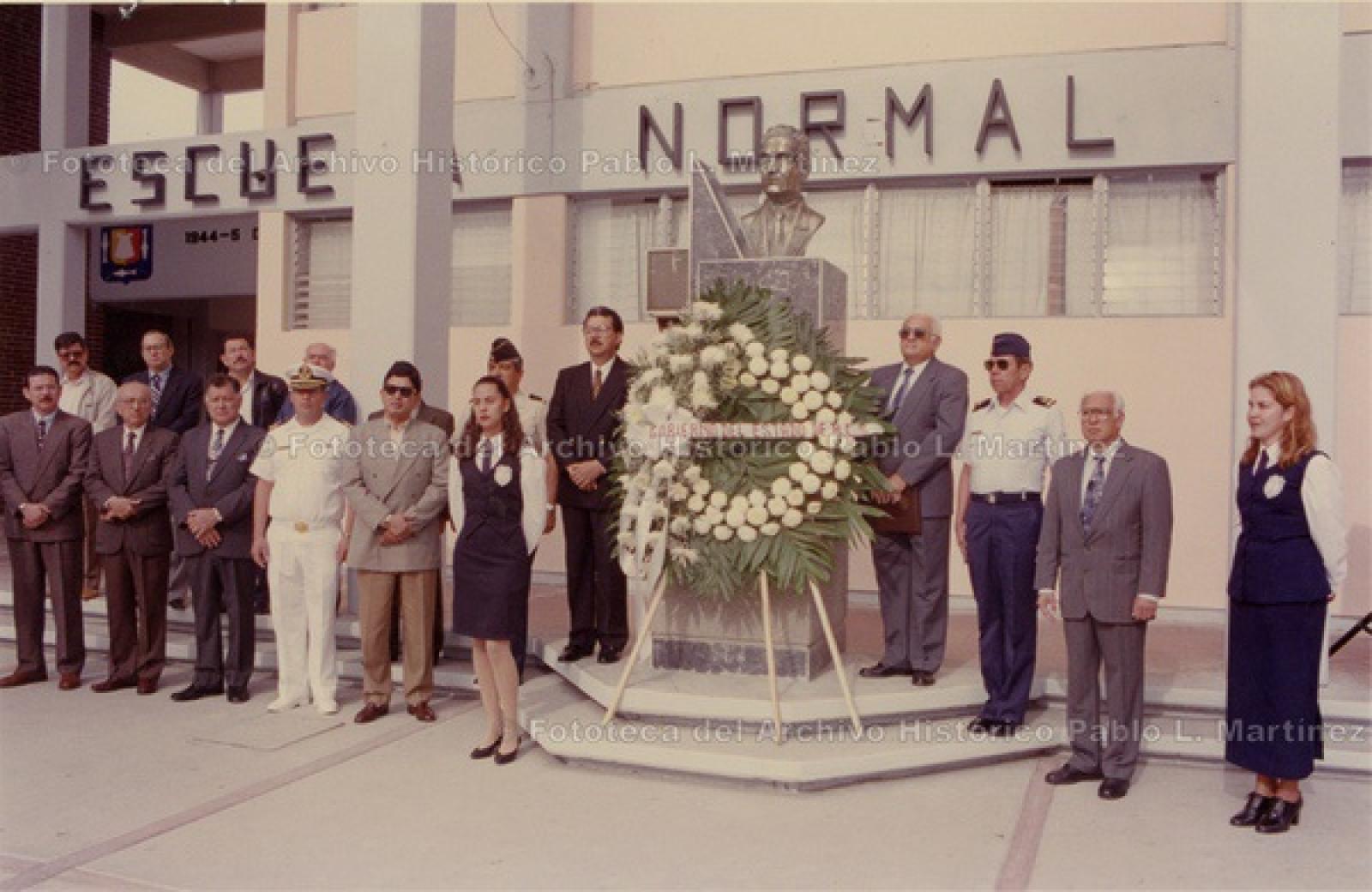 Guardia de honor a monumento en la Escuela Normal.