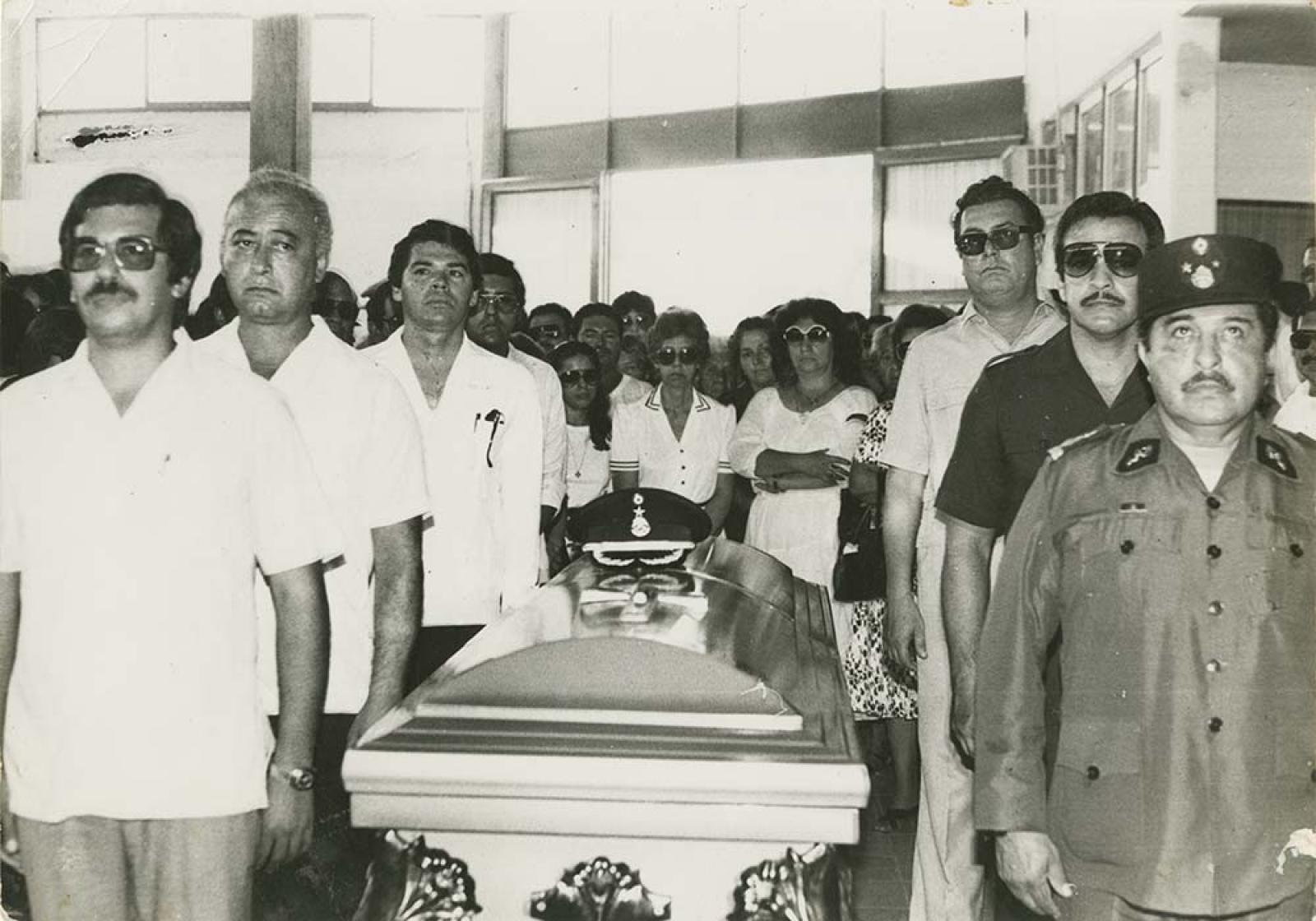 “Guardias de honor ante féretro de Lorenzo Núñez”.