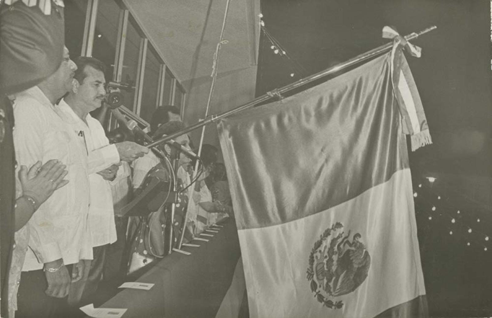Guillermo Mercado con bandera nacional.