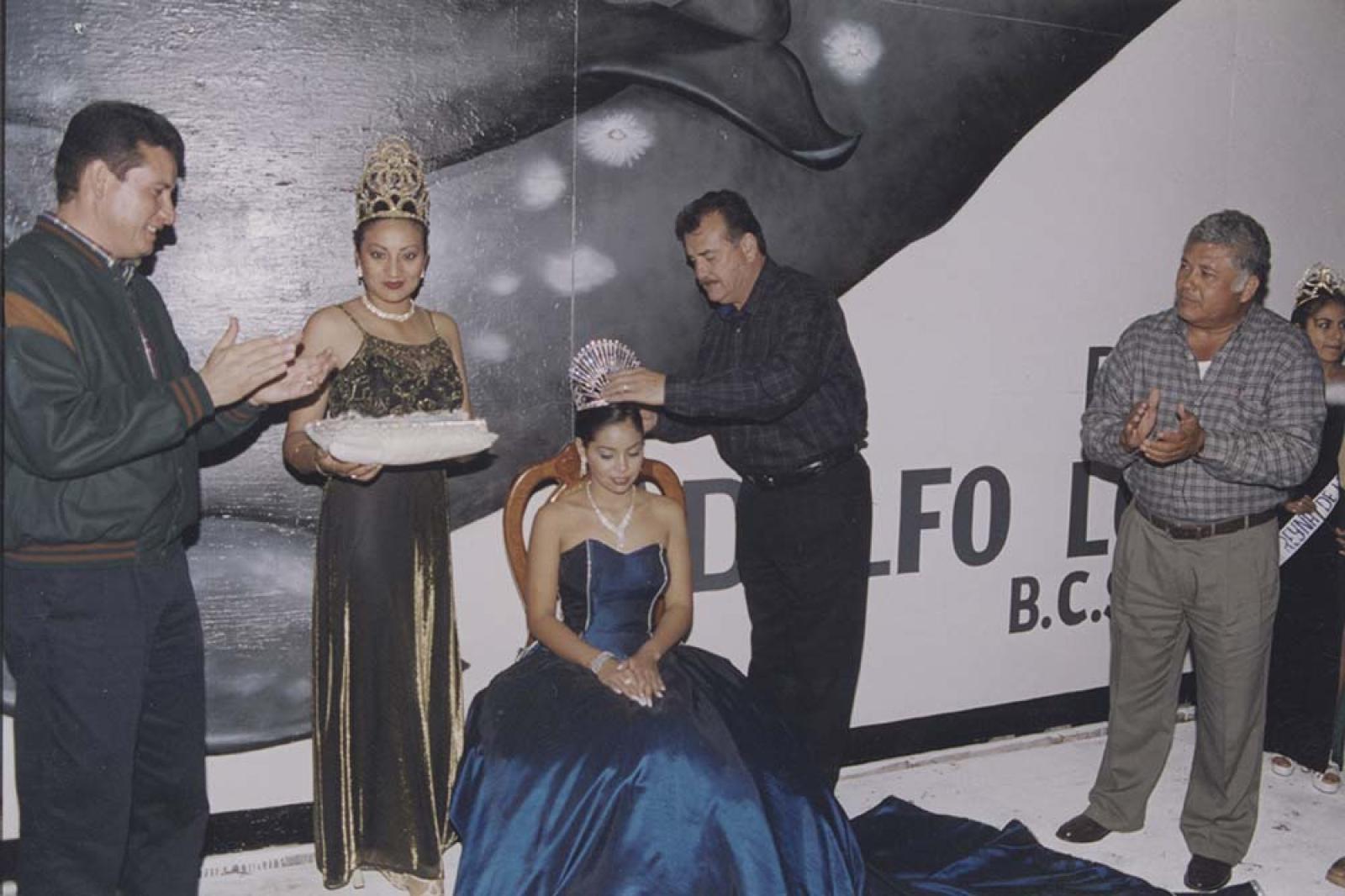 Guillermo Mercado coronando a mujer.