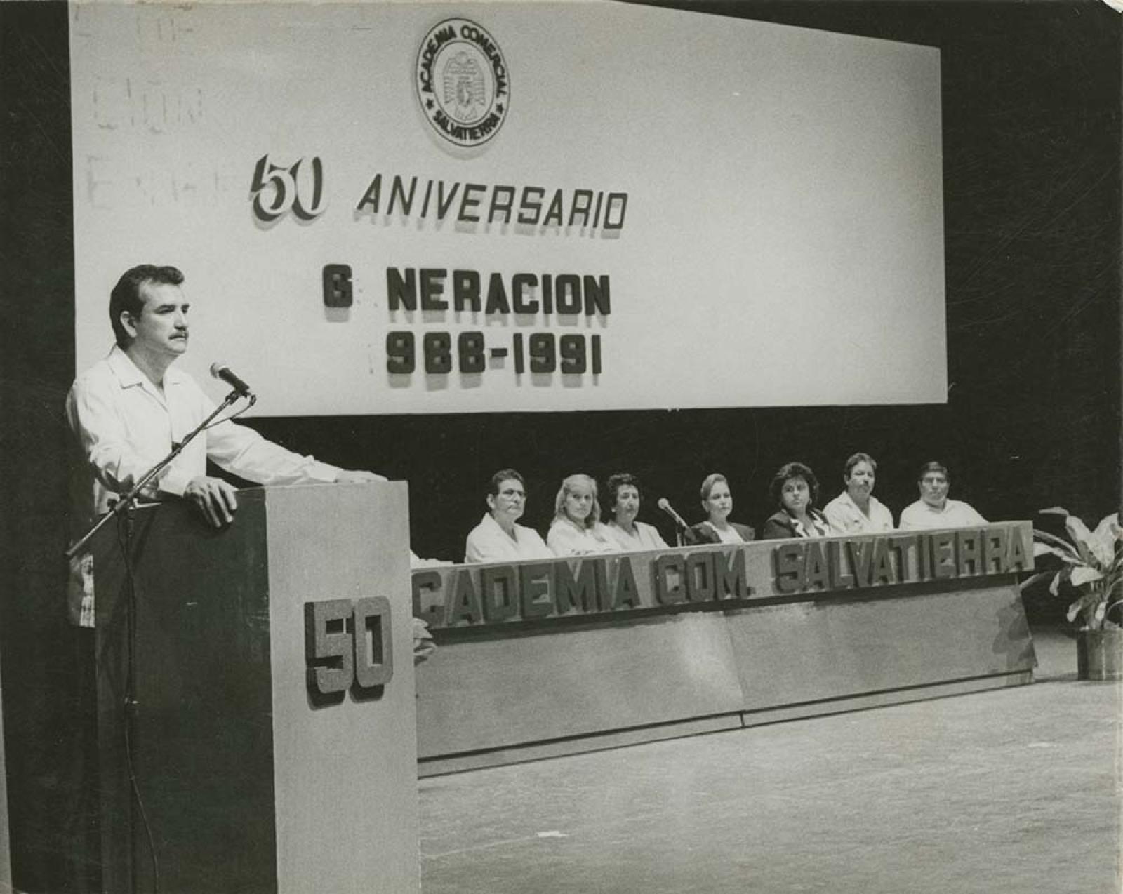 Guillermo Mercado en ceremonia de graduación.