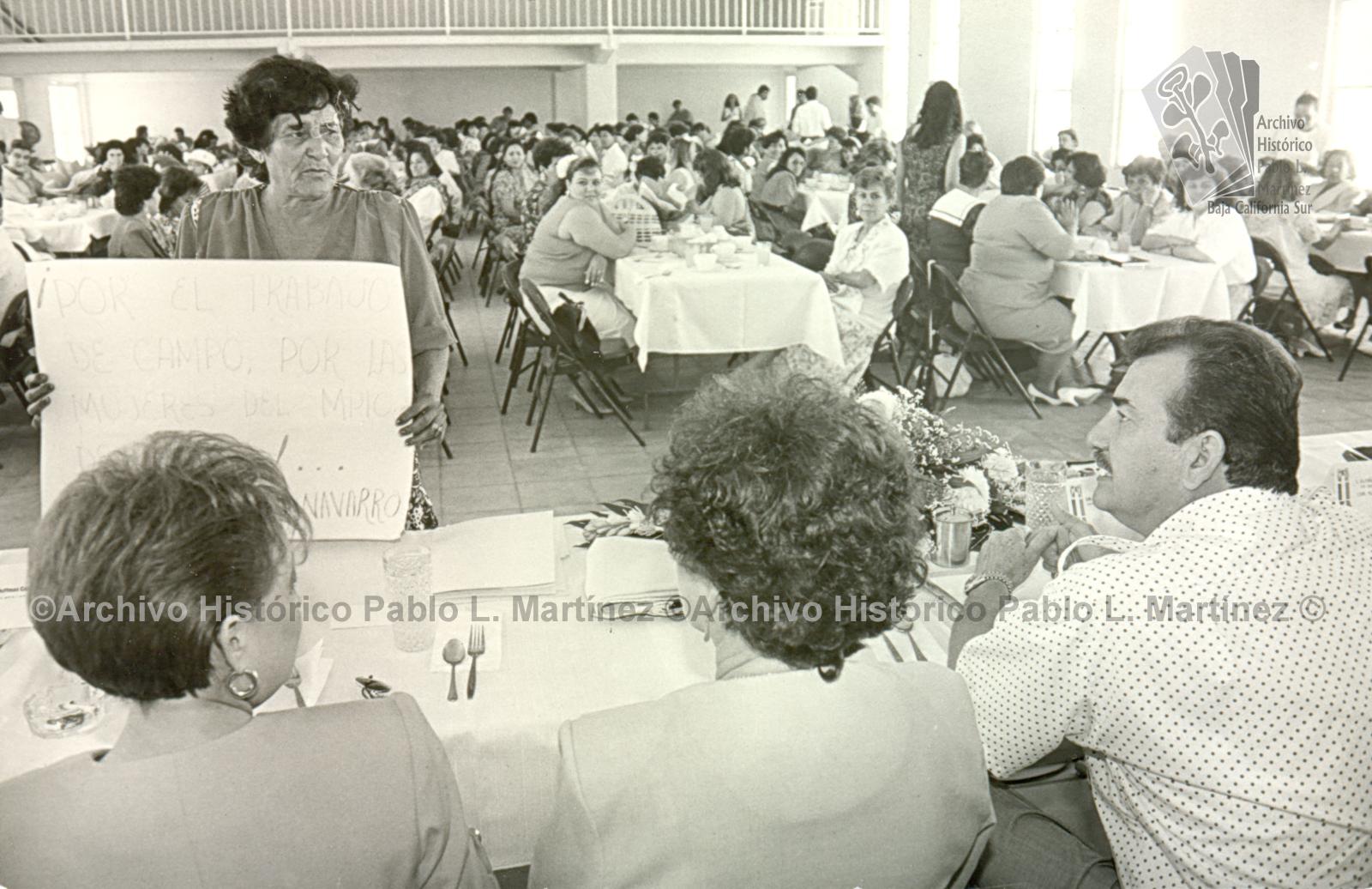 Guillermo Mercado en convivio con mujeres.