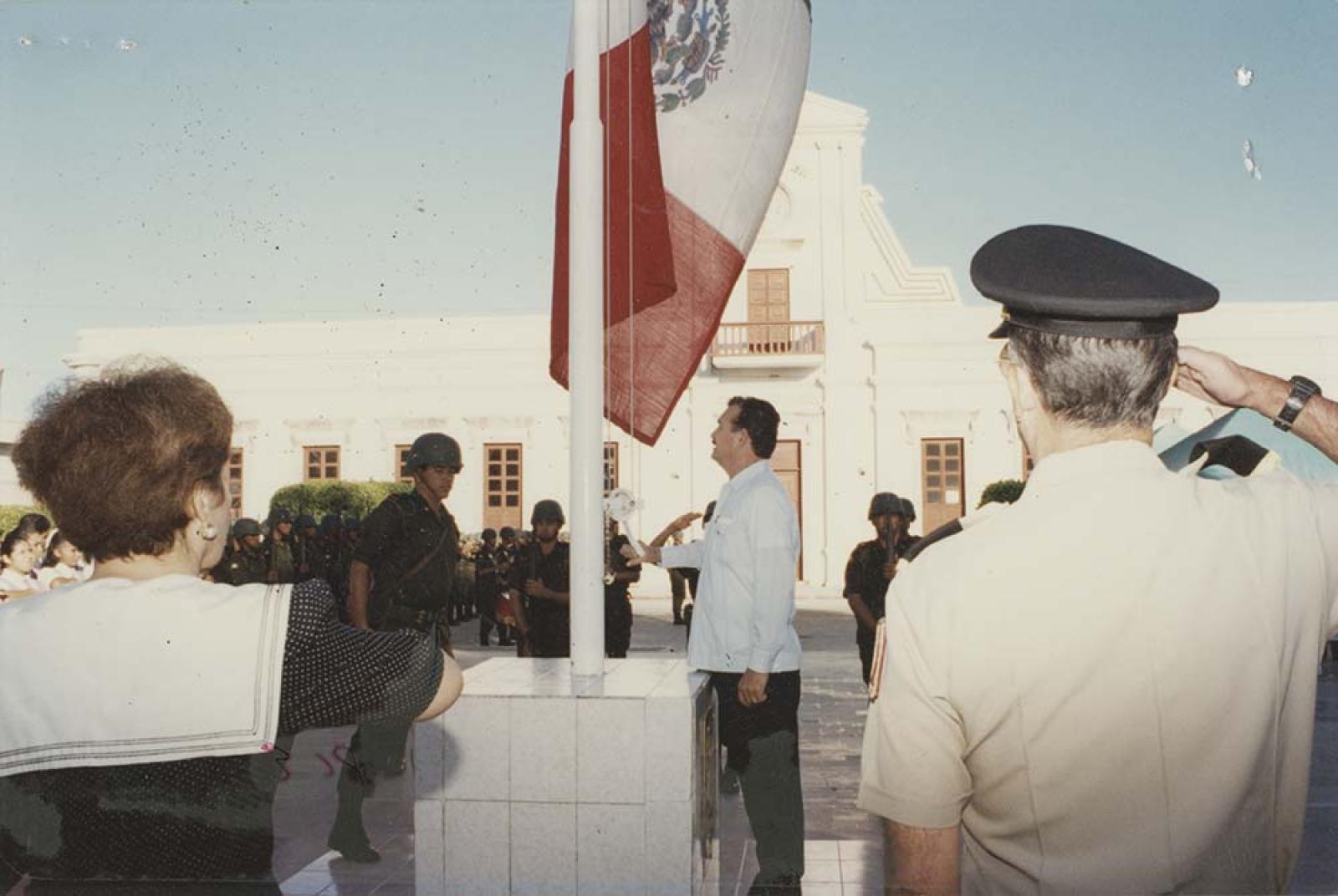 Guillermo Mercado en honores a la bandera.