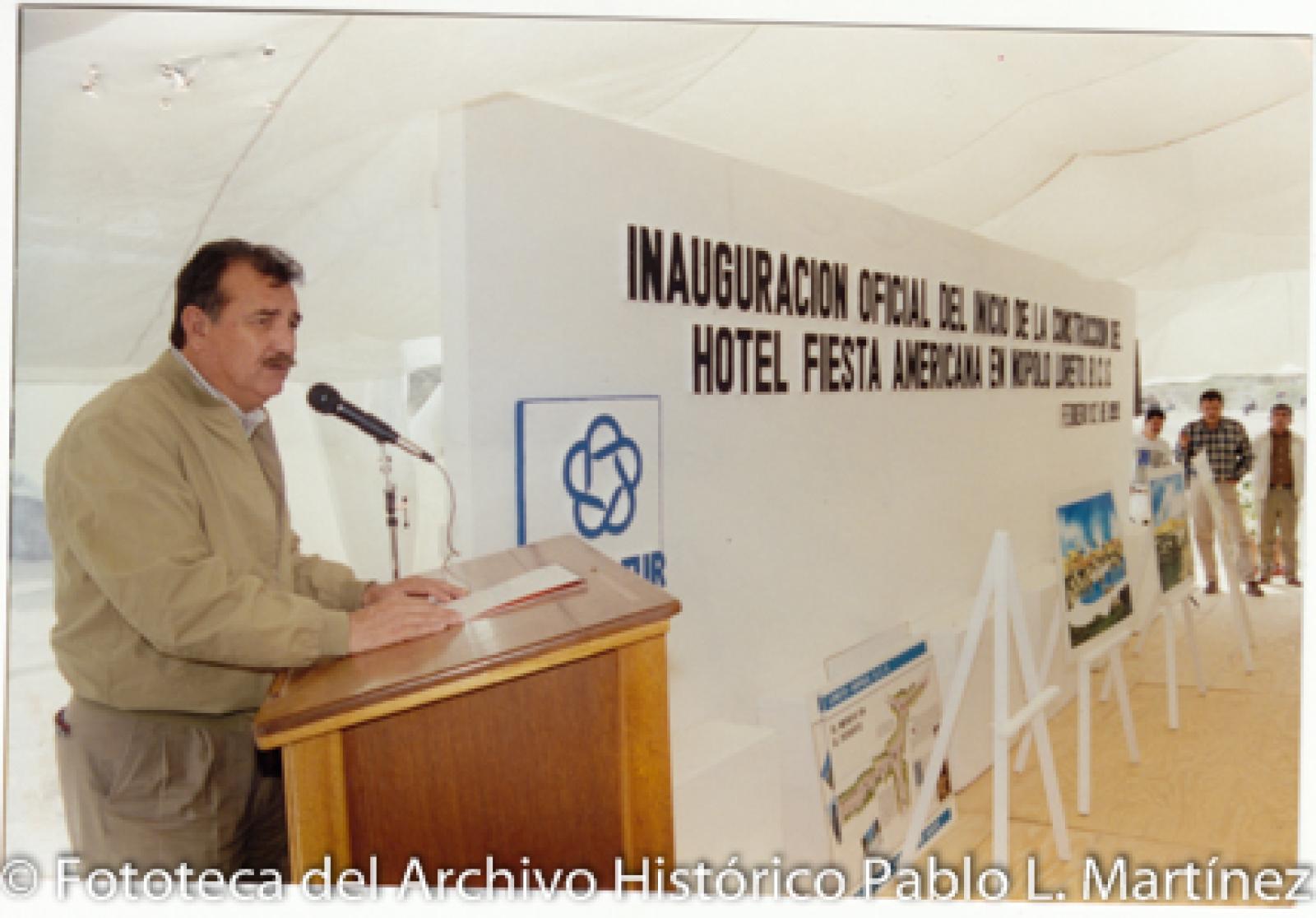 Guillermo Mercado en inauguración de construcción de Hotel, en Loreto.