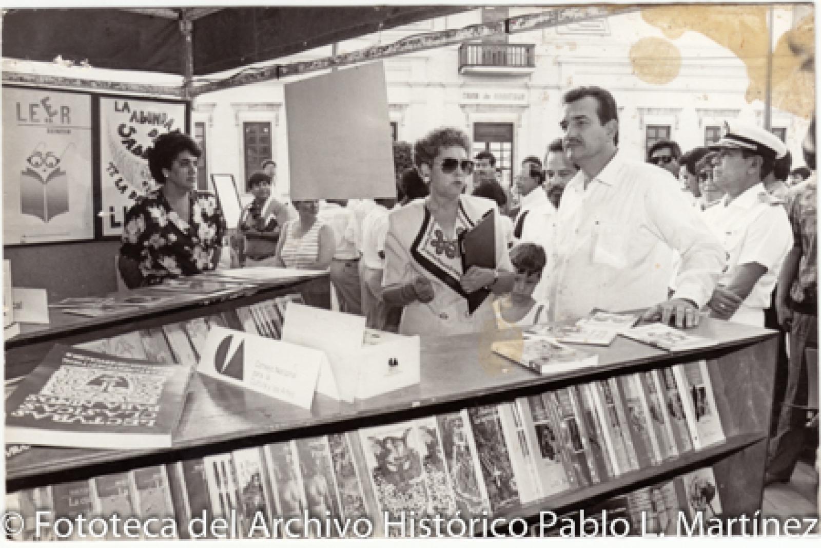Guillermo Mercado, en puesto de libros.