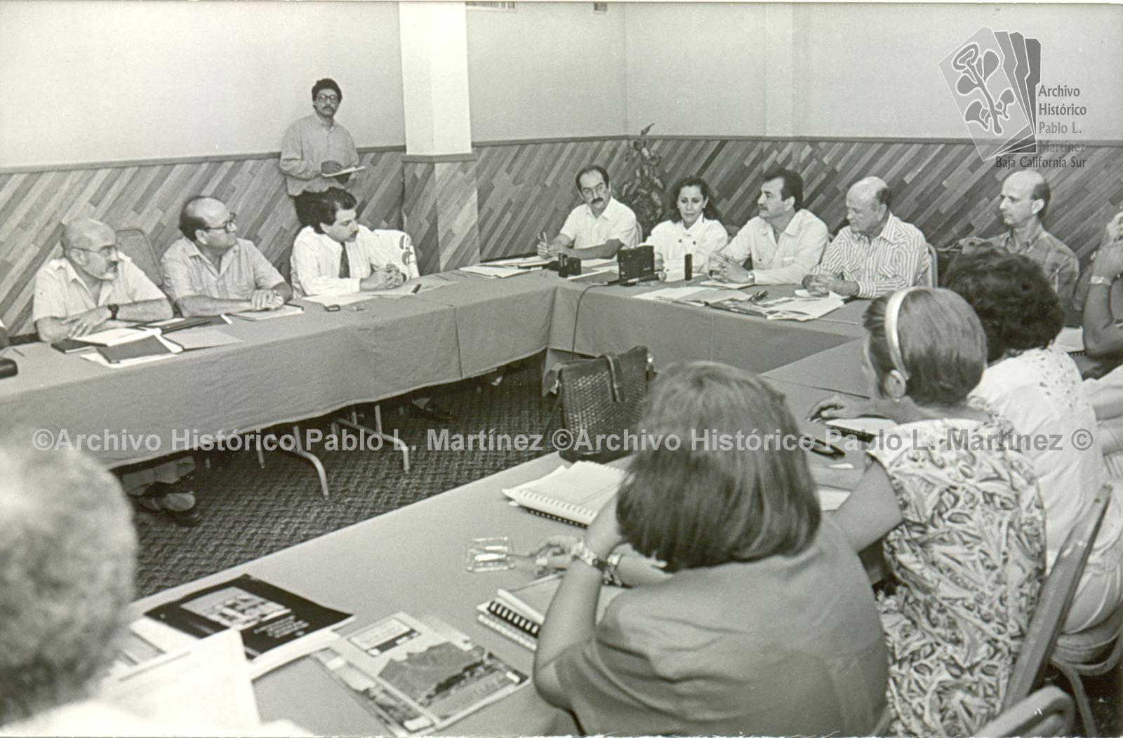 Guillermo Mercado en reunión de trabajo.