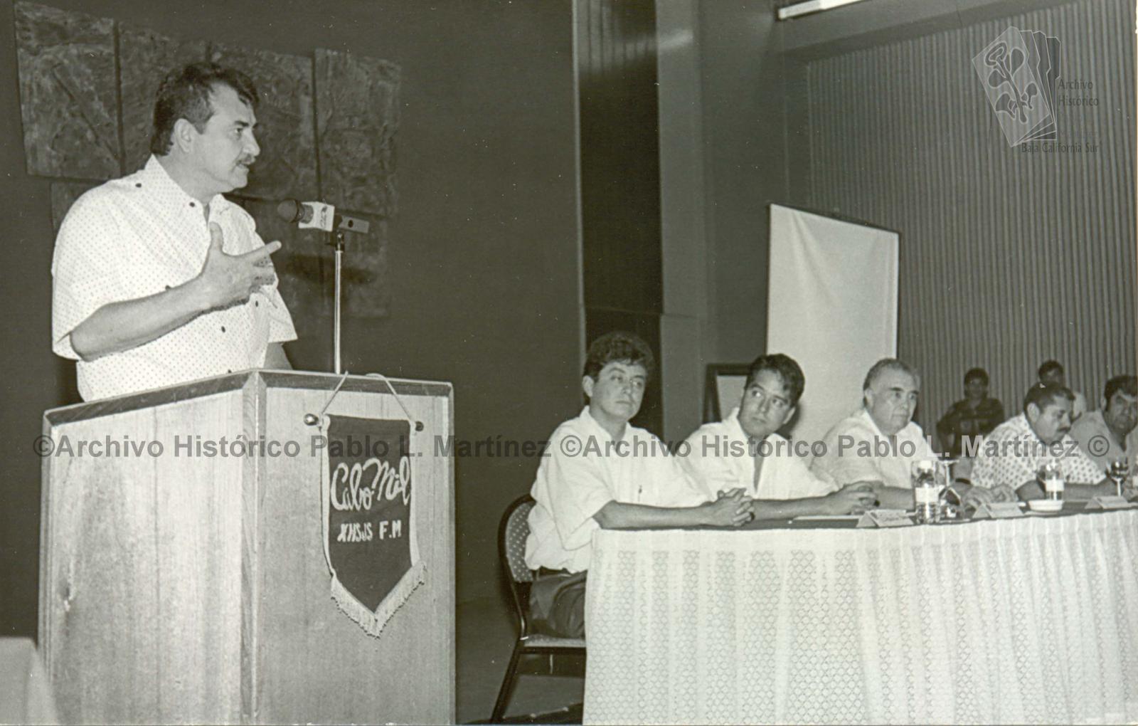 Guillermo Mercado en reunión de trabajo