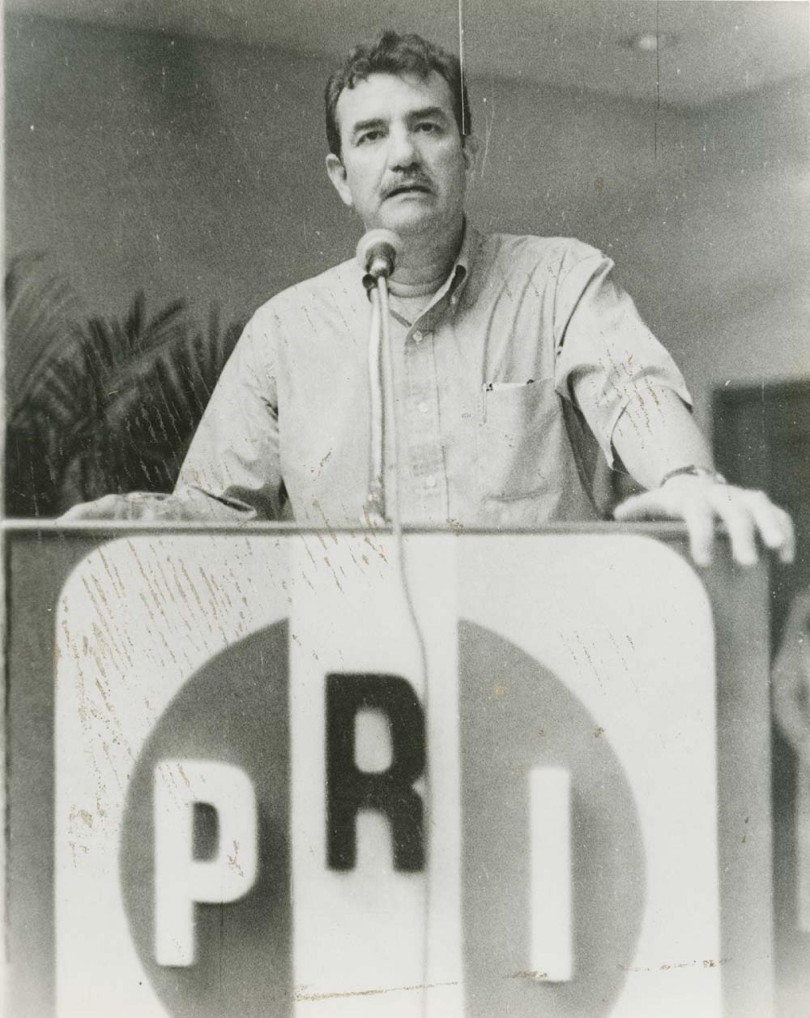 Guillermo Mercado frente a micrófono.