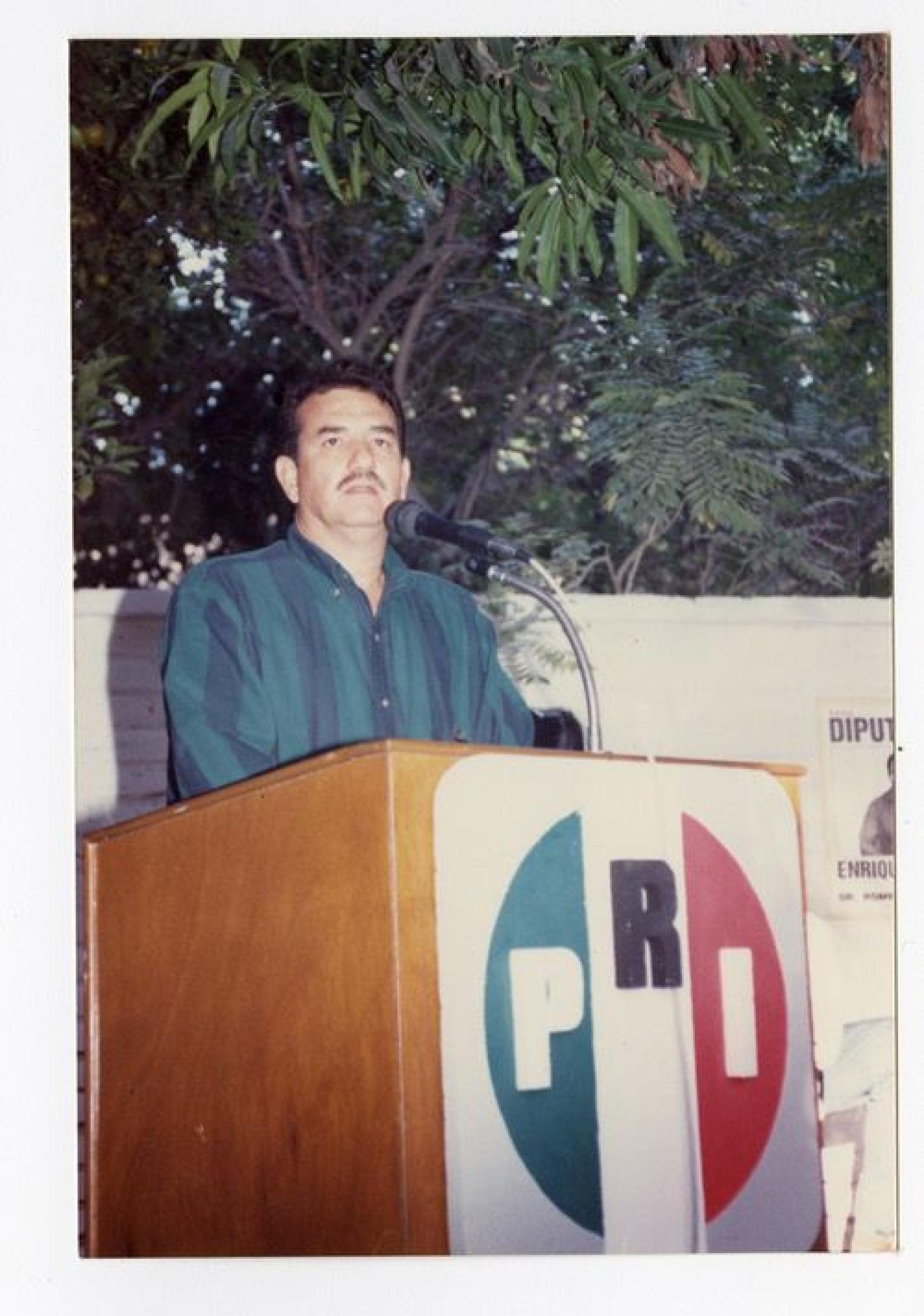 Guillermo Mercado, ofreciendo discurso en atril.