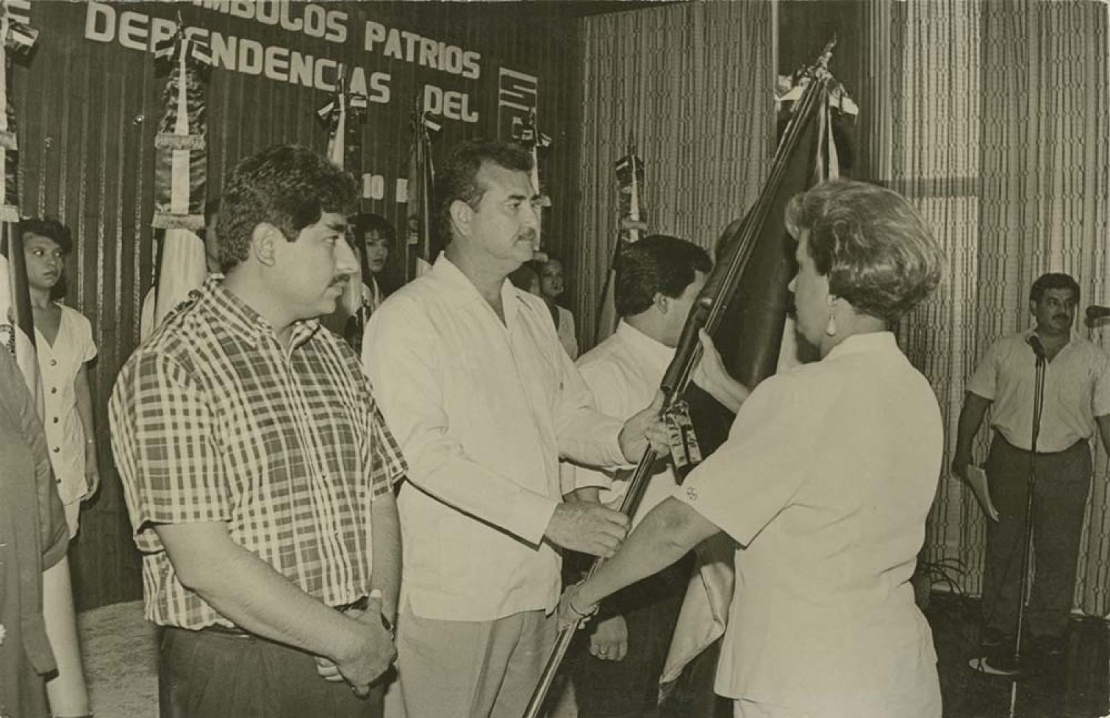 Guillermo Mercado recibe bandera.
