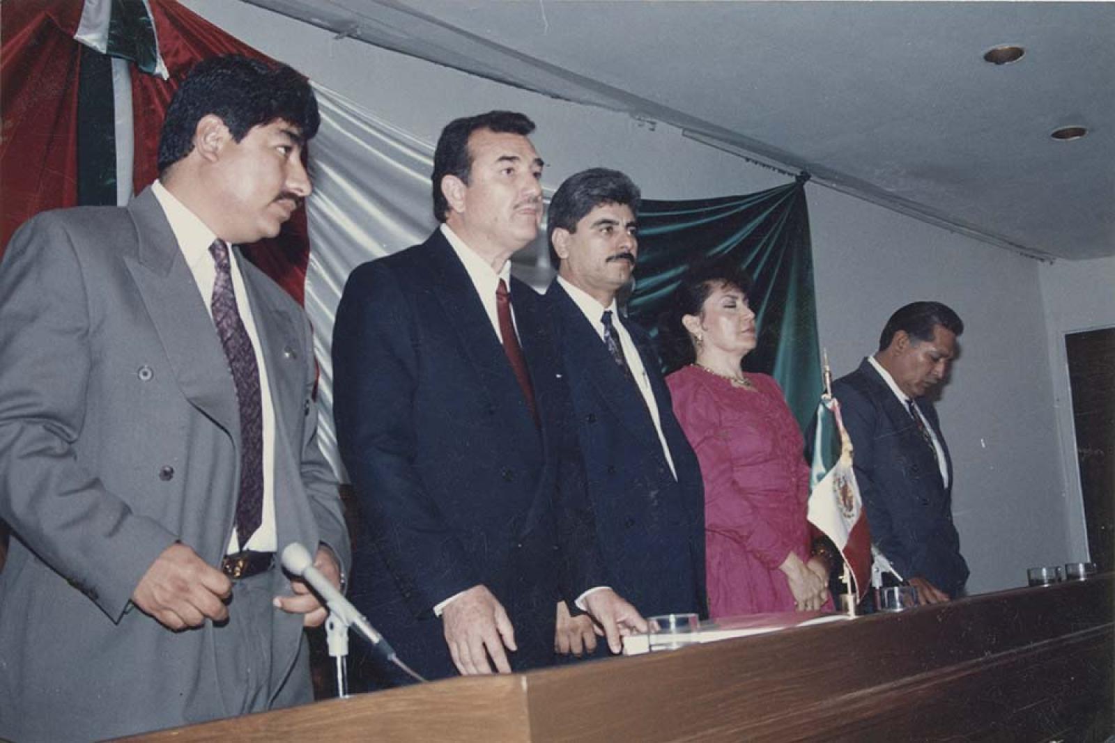 Guillermo Mercado Romero, acompañado por congresistas del estado de Baja California Sur.
