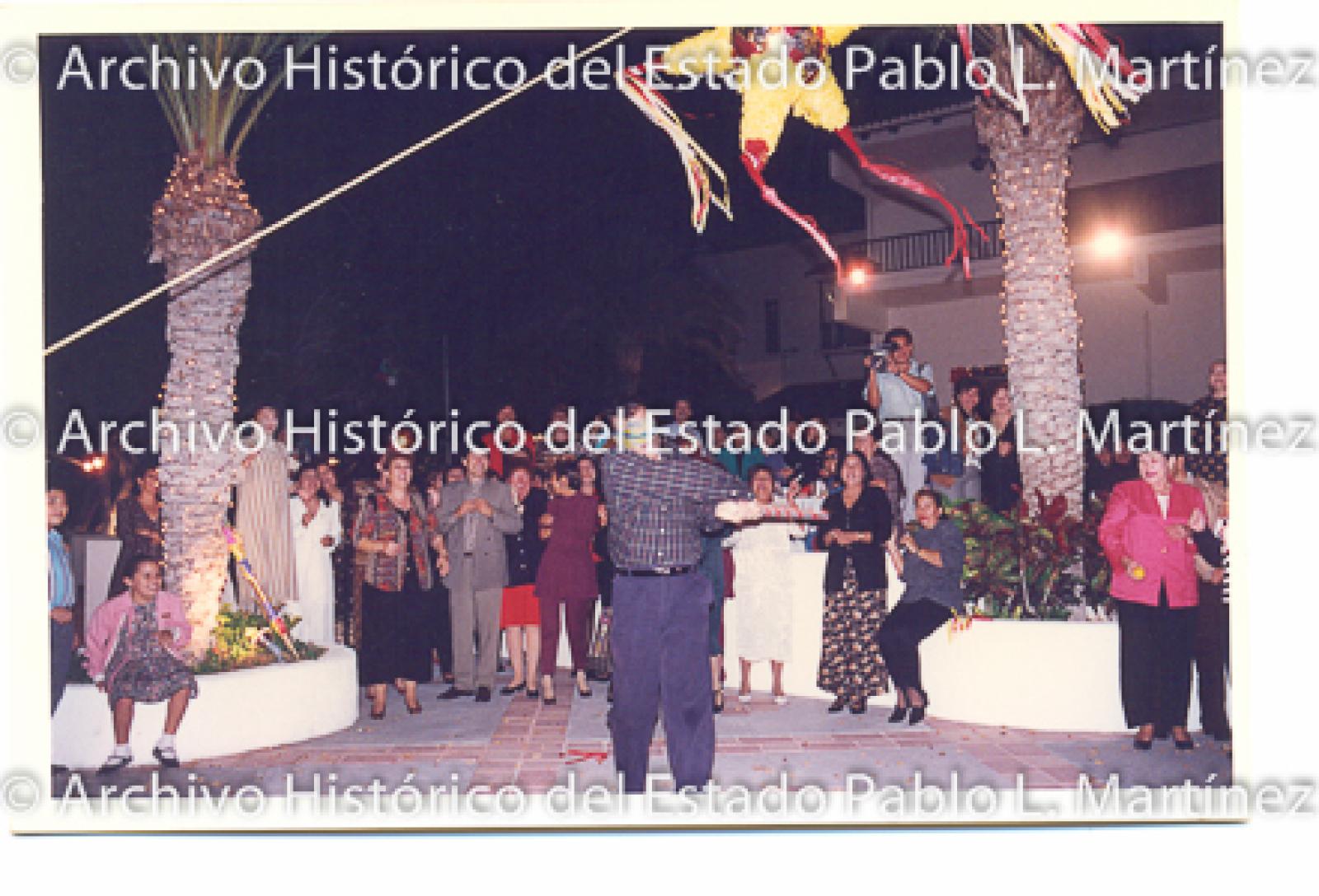 Guillermo Mercado Romero con piñata en “posada del DIF Estatal”.