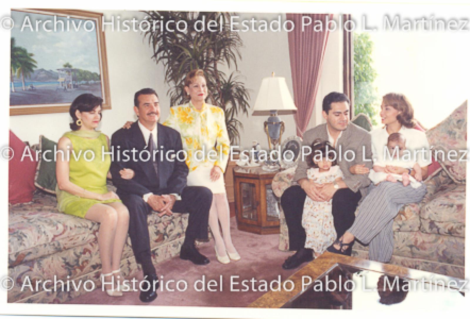 Guillermo Mercado Romero con su familia sentados en una sala.