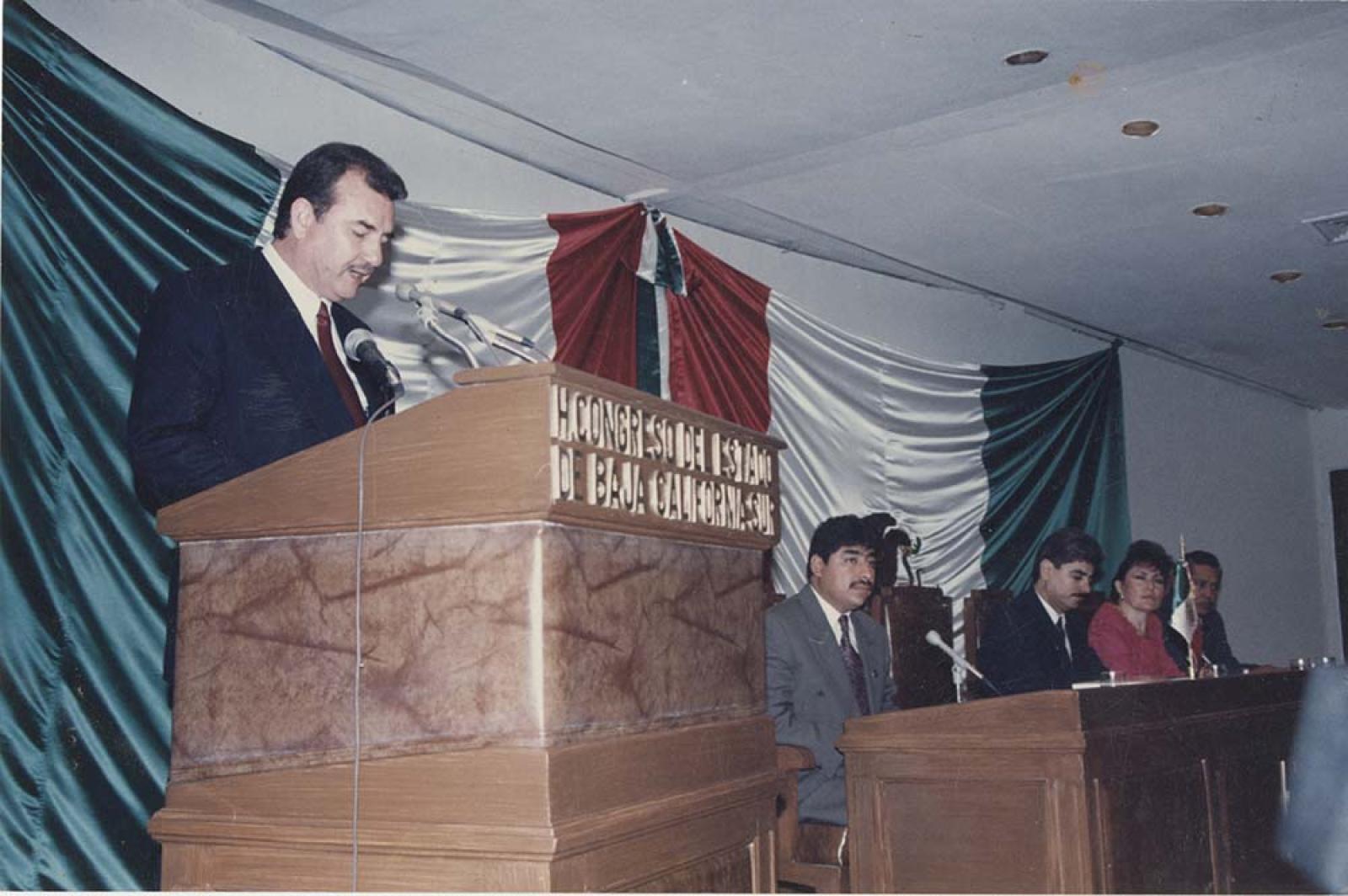 Guillermo Mercado Romero, da discurso desde estrado del Congreso del Estado de Baja California Sur.