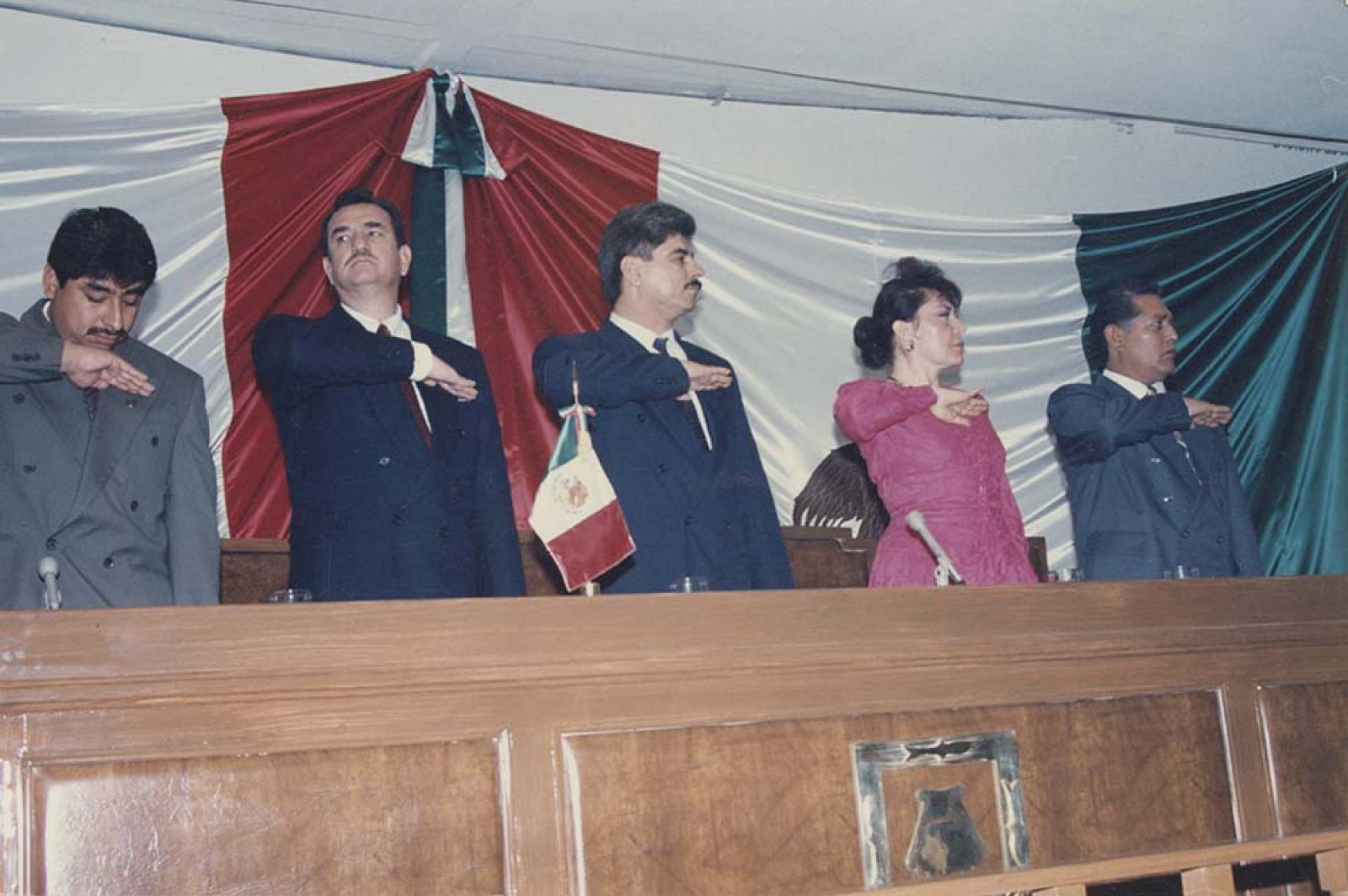 Guillermo Mercado Romero, en ceremonia de honores a la bandera.