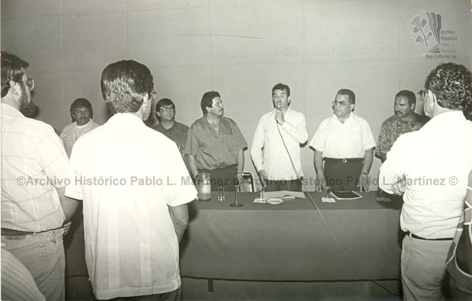 Guillermo Mercado Romero en reunión de trabajo.