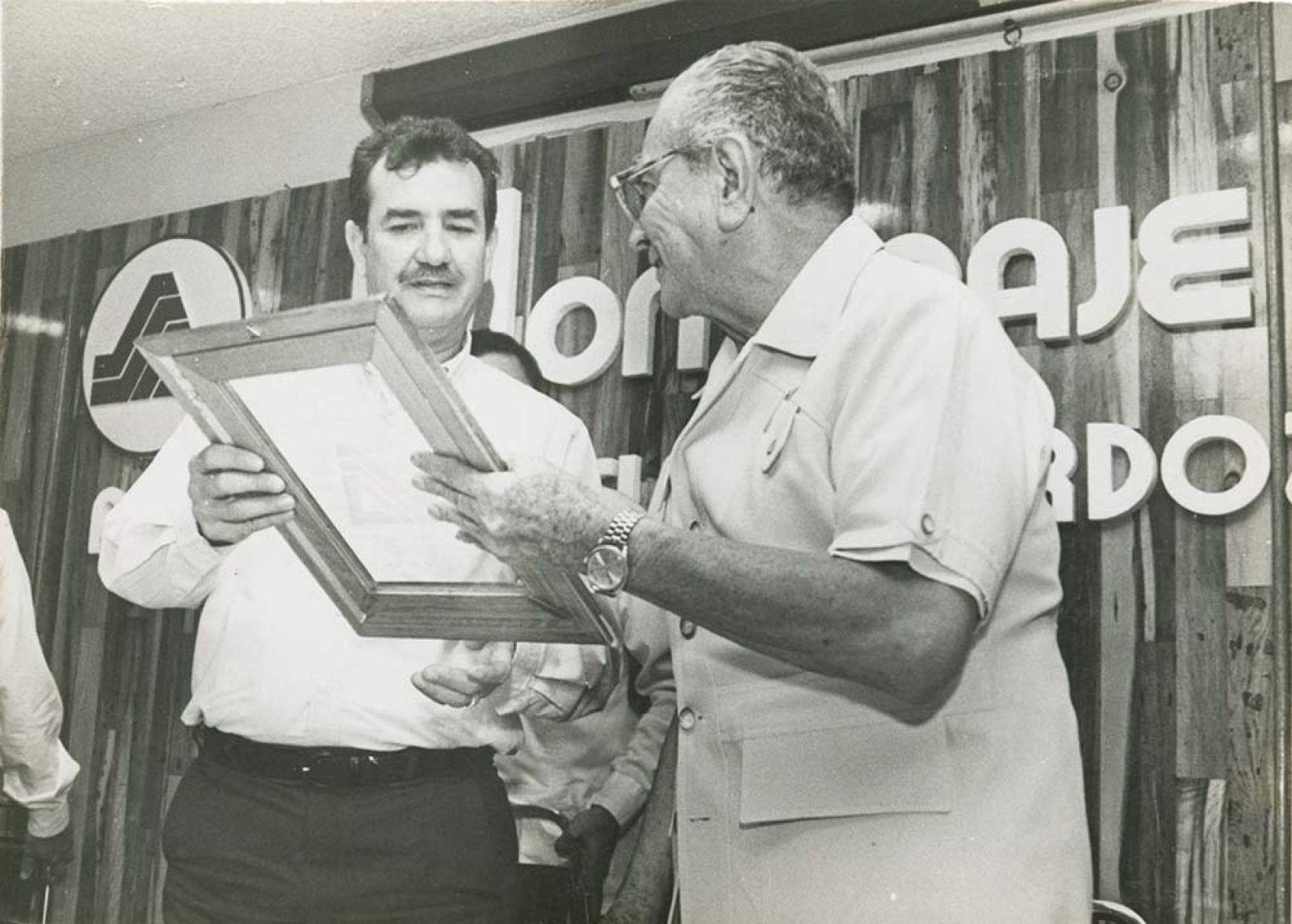 Guillermo Mercado Romero entrega reconocimiento.