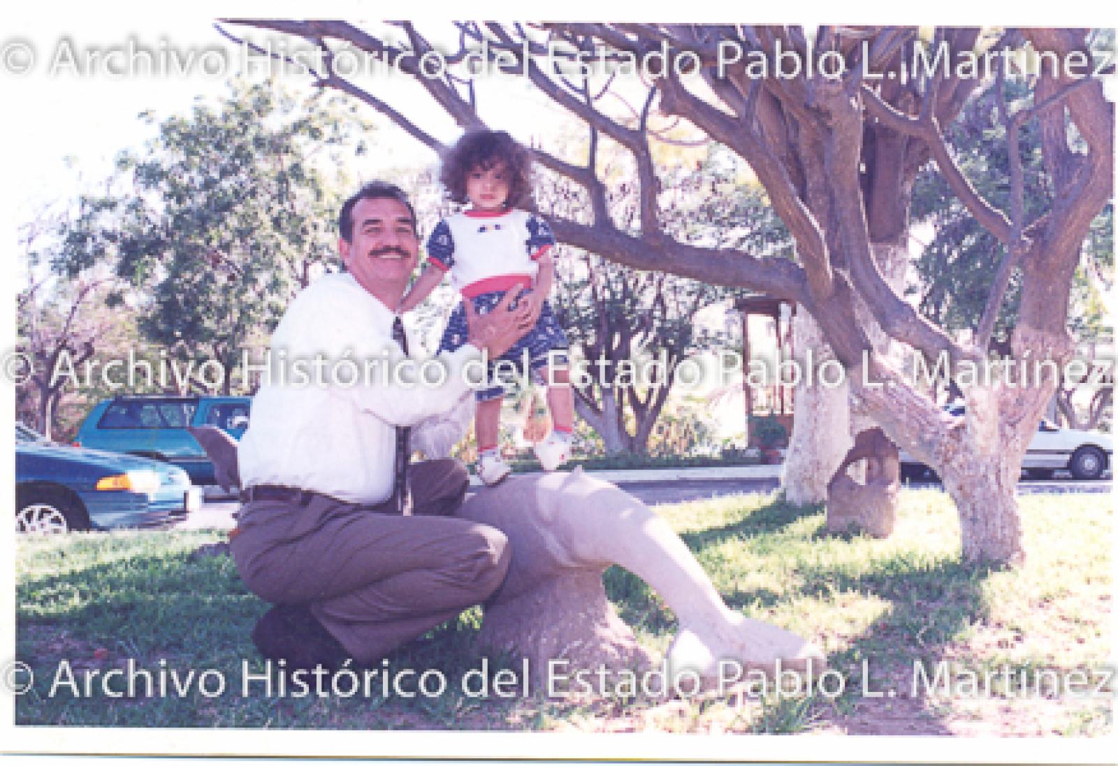 Guillermo Mercado Romero junto a niña, retrato.