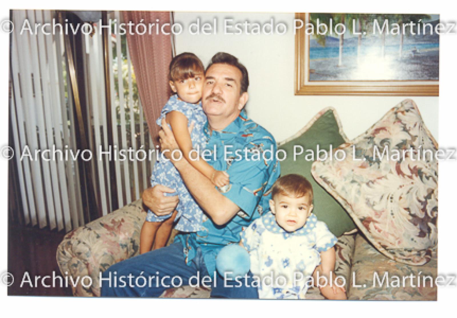 Guillermo Mercado Romero junto a niños, retrato.