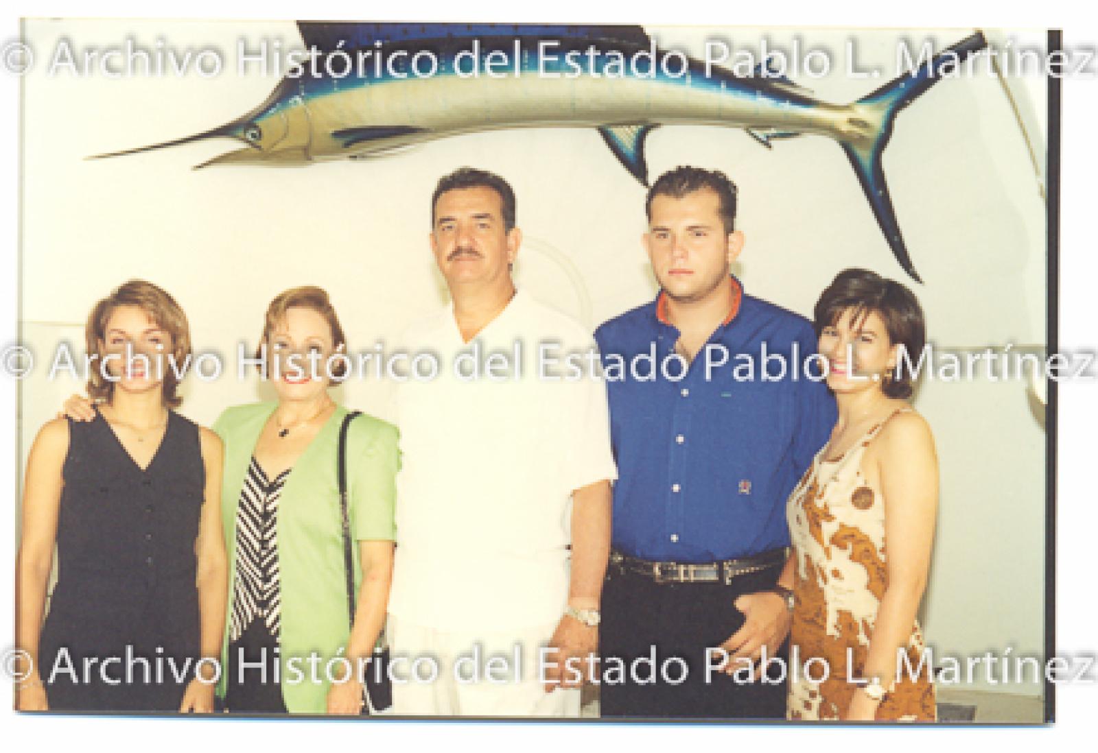 Guillermo Mercado Romero junto junto a su familia, retrato.