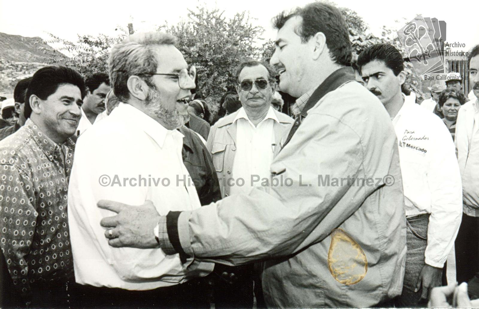 Guillermo Mercado Romero saluda a una persona durante su campaña electoral como candidato a gobernador de Baja California Sur.
