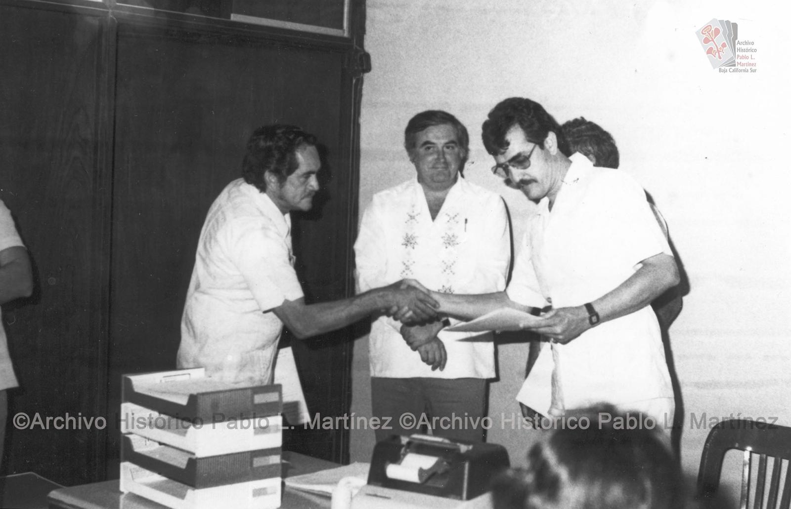 Guillermo Mercado Romero y acompañantes en oficina.