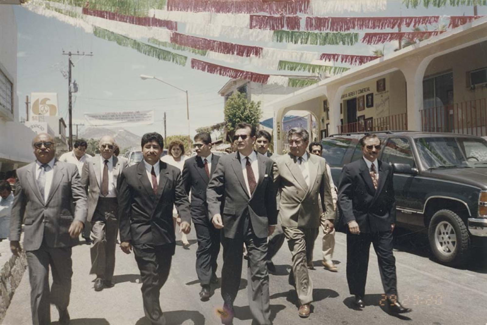 Guillermo Mercado Romero y colaboradores “a pie” por calle del municipio de Los Cabos, Baja California Sur.
