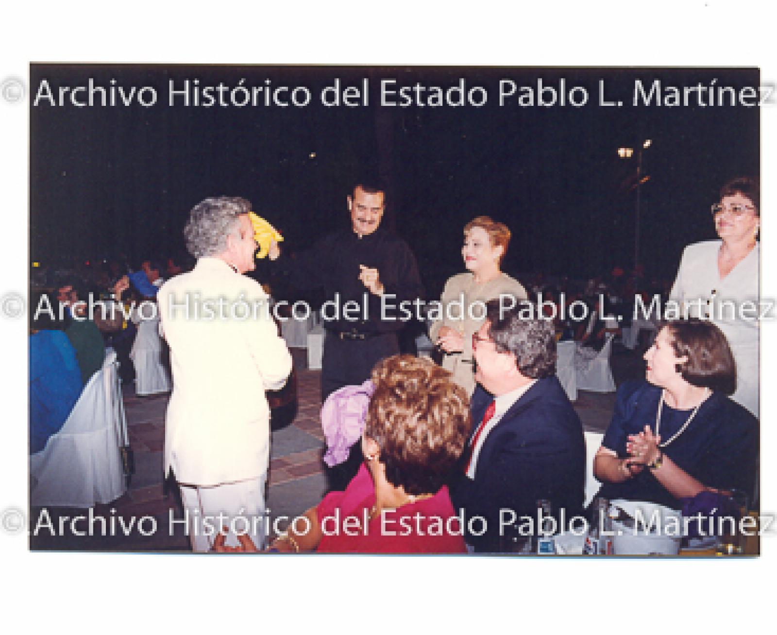 Guillermo Mercado Romero y Concepción Casas de Mercado bailan frente a personas.