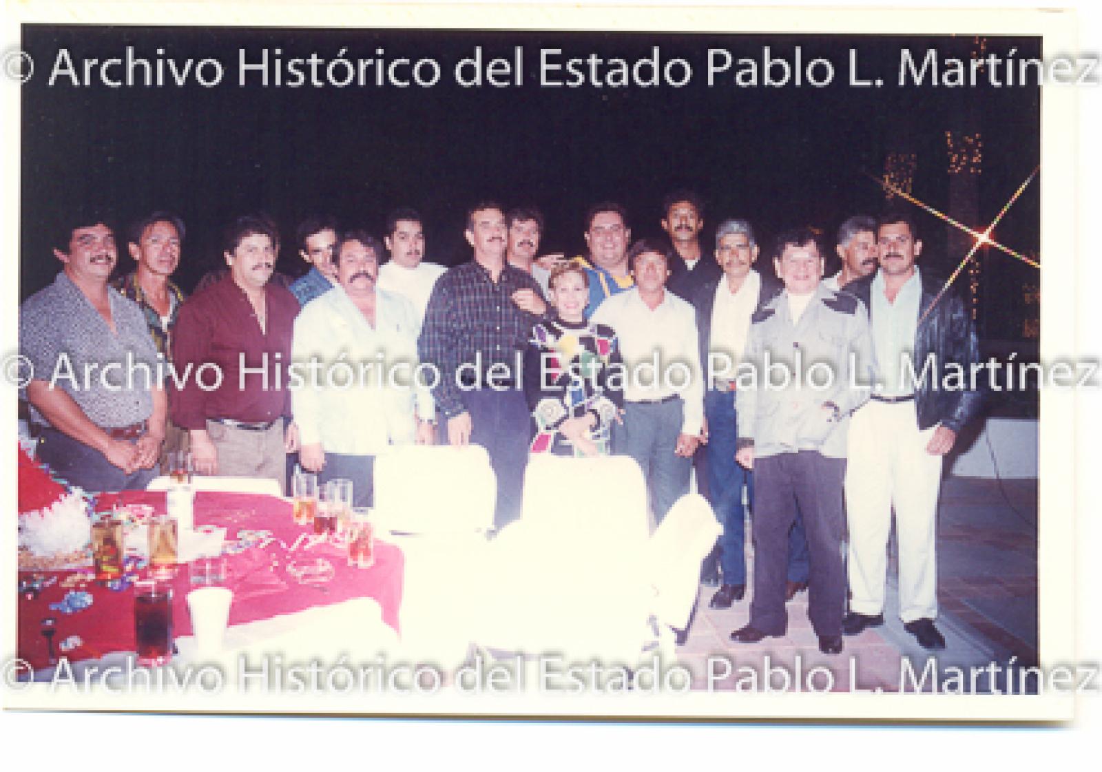 Guillermo Mercado Romero y Concepción Casas de Mercado con hombres, retrato de grupo