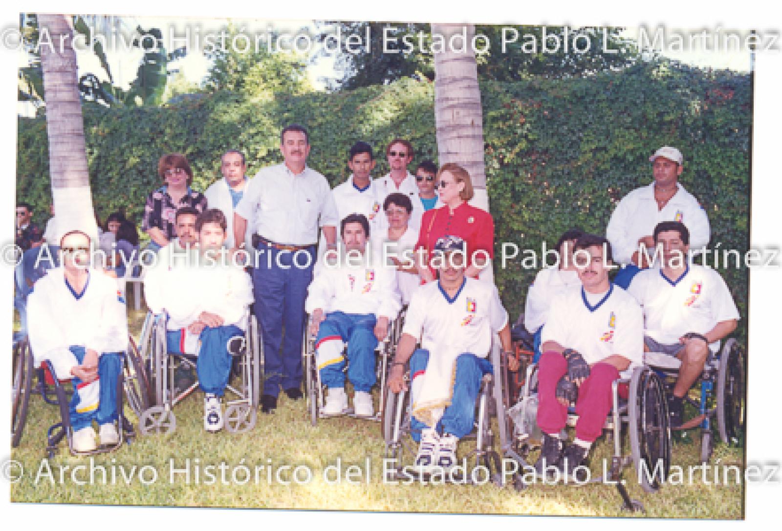Guillermo Mercado Romero y Concepción Casas de Mercado con hombres y mujeres en sillas de ruedas.