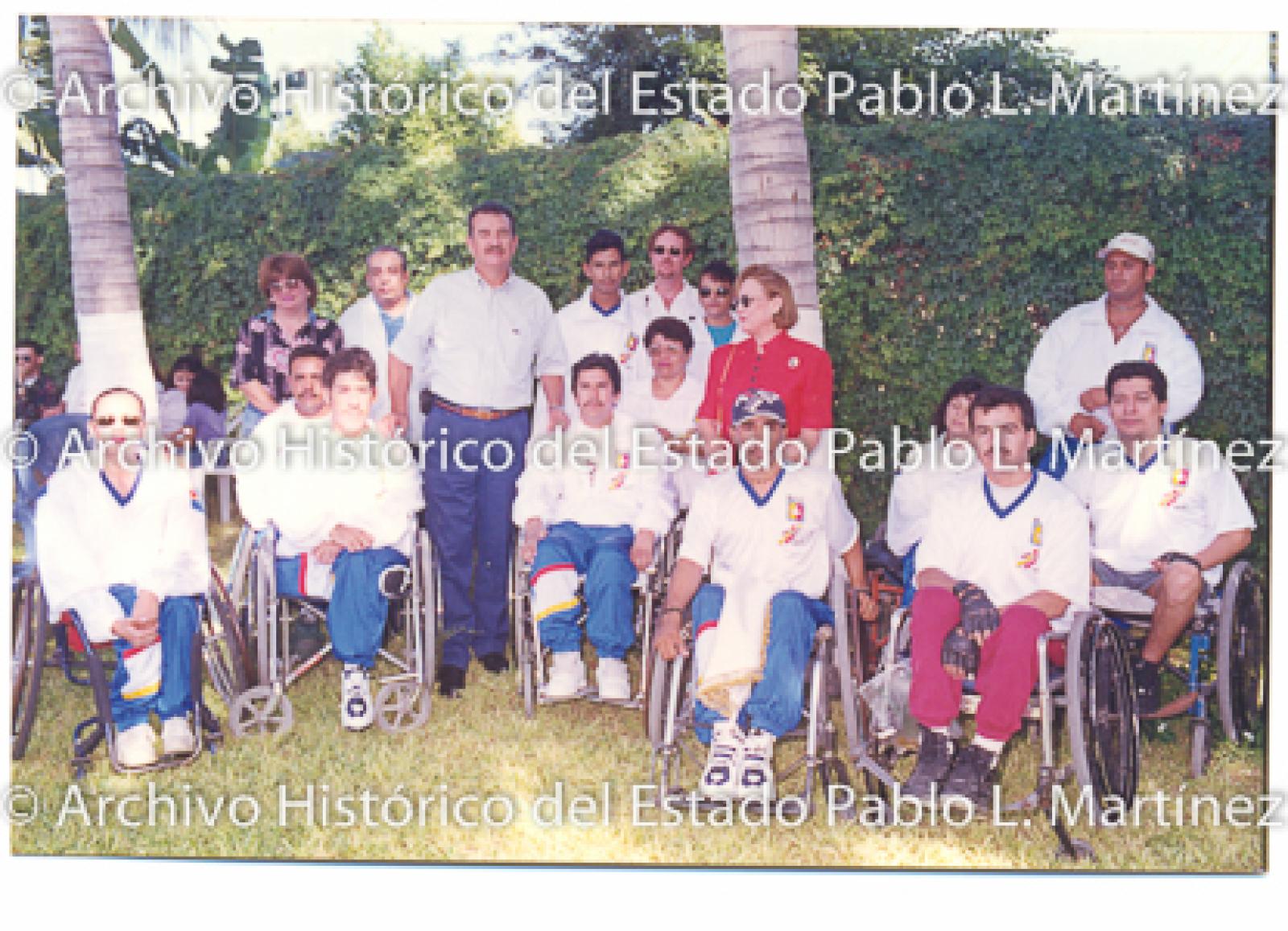 Guillermo Mercado Romero y Concepción Casas de Mercado con hombres y mujeres en sillas de ruedas.
