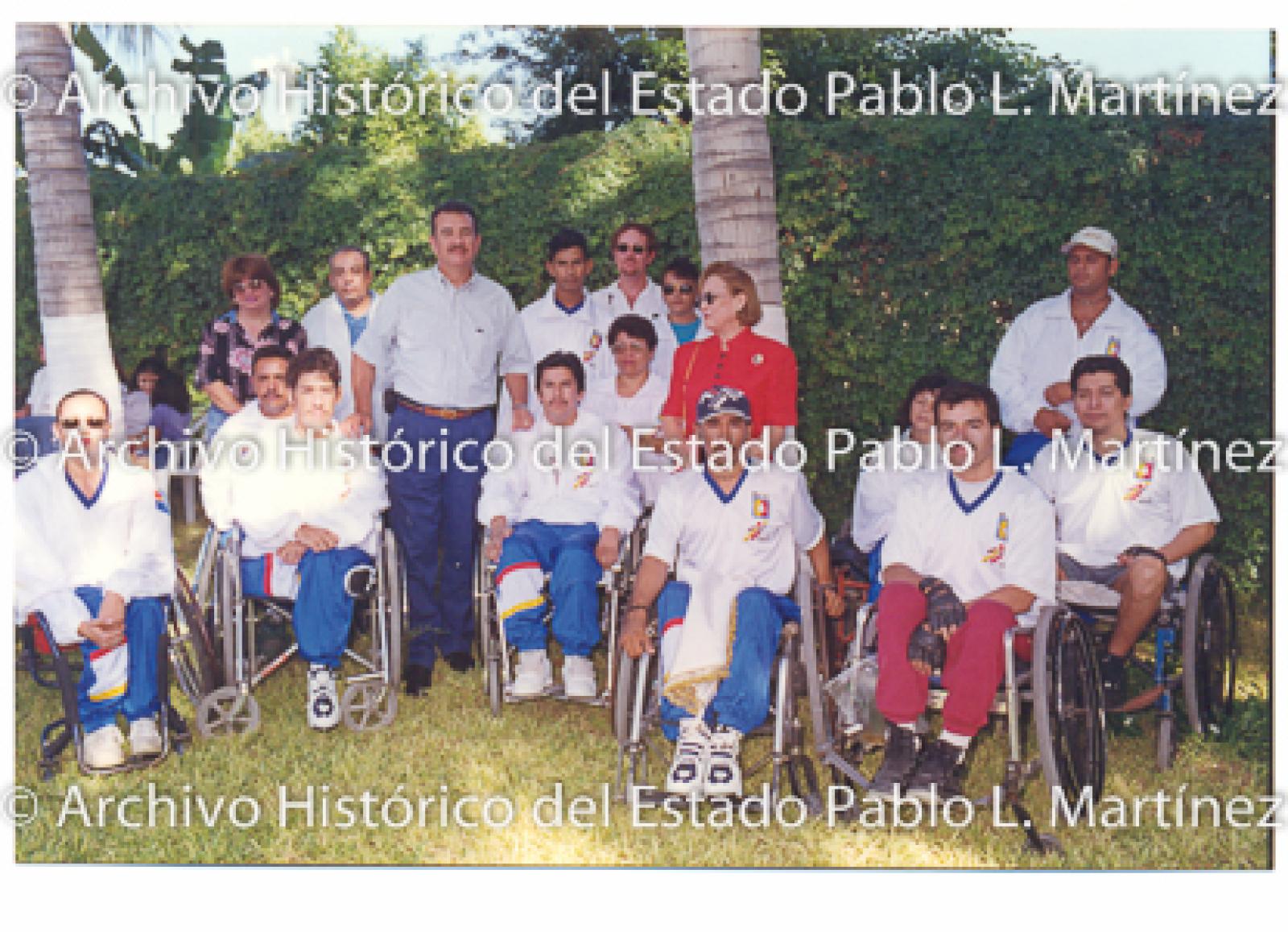 Guillermo Mercado Romero y Concepción Casas de Mercado con hombres y mujeres en sillas de ruedas.