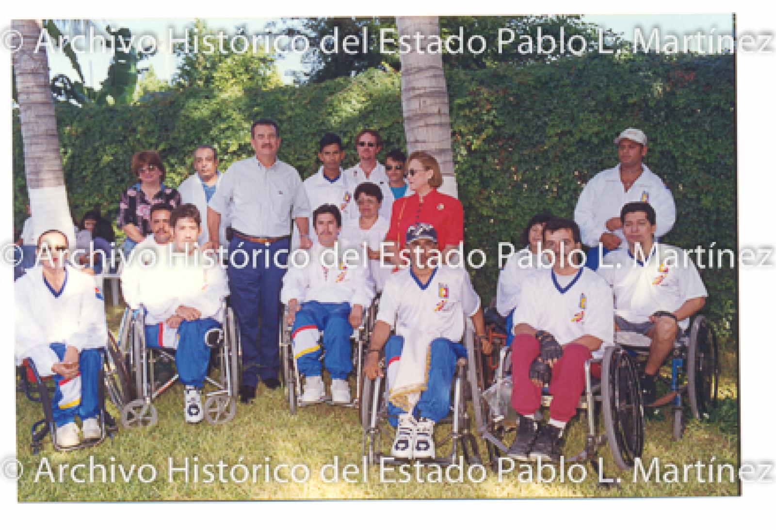 Guillermo Mercado Romero y Concepción Casas de Mercado con hombres y mujeres en sillas de ruedas.