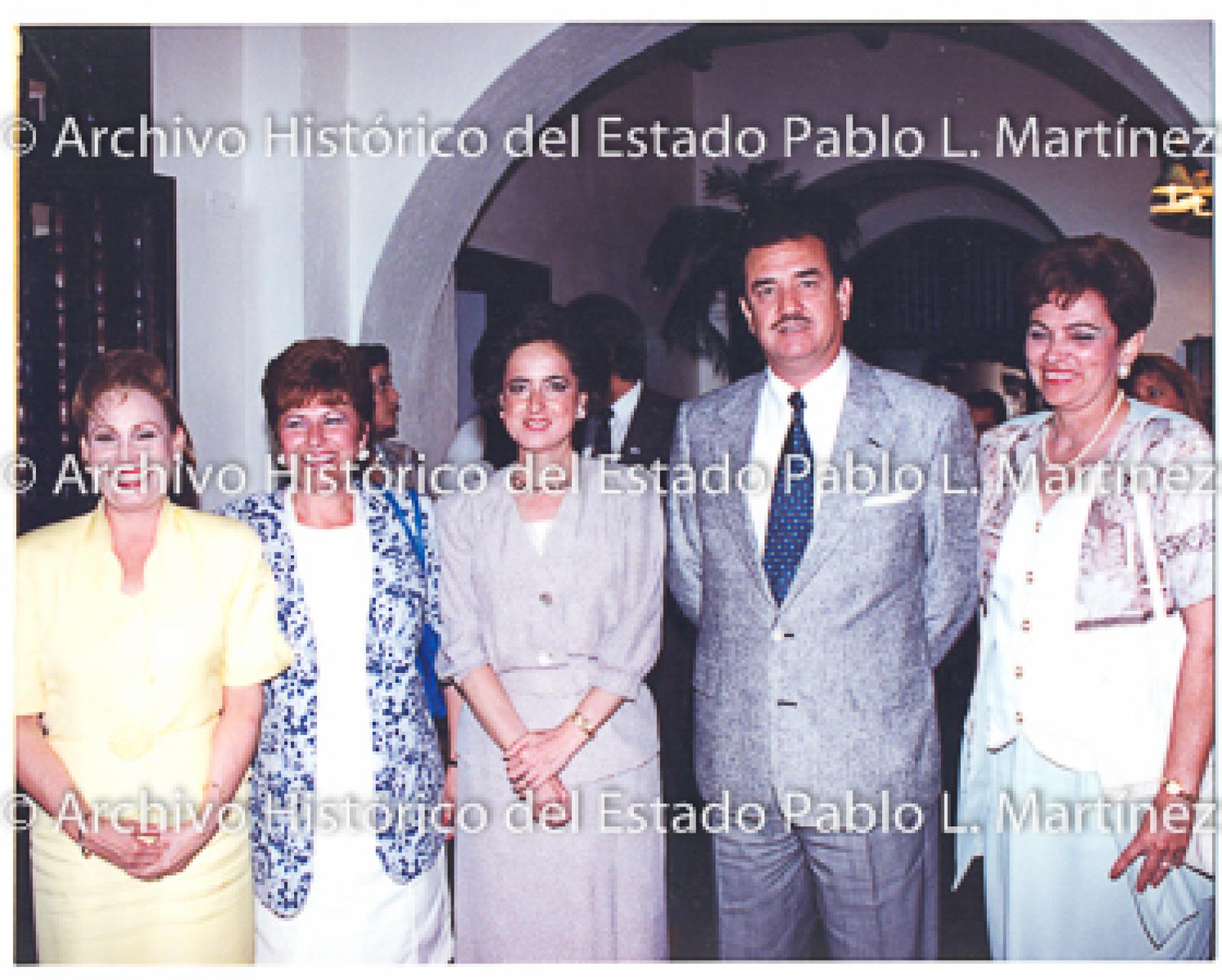 Guillermo Mercado Romero y Concepción Casas de Mercado con mujeres, retrato.