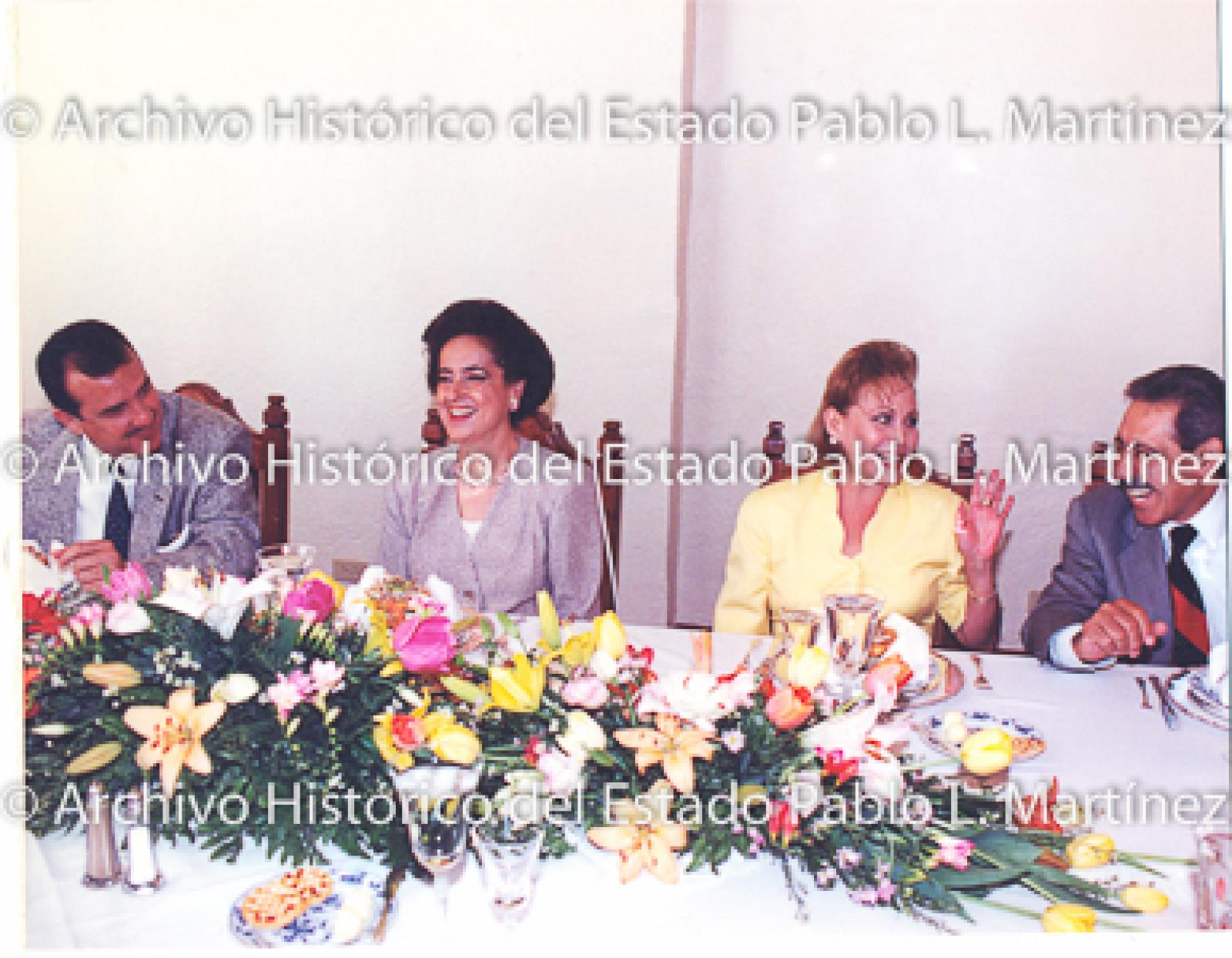 Guillermo Mercado Romero y Concepción Casas de Mercado en una mesa con hombre y mujer.