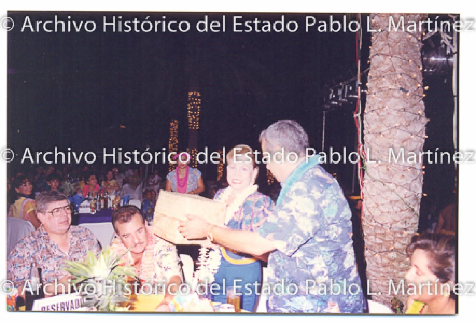 Guillermo Mercado Romero y Concepción Casas de Mercado reciben canasta.