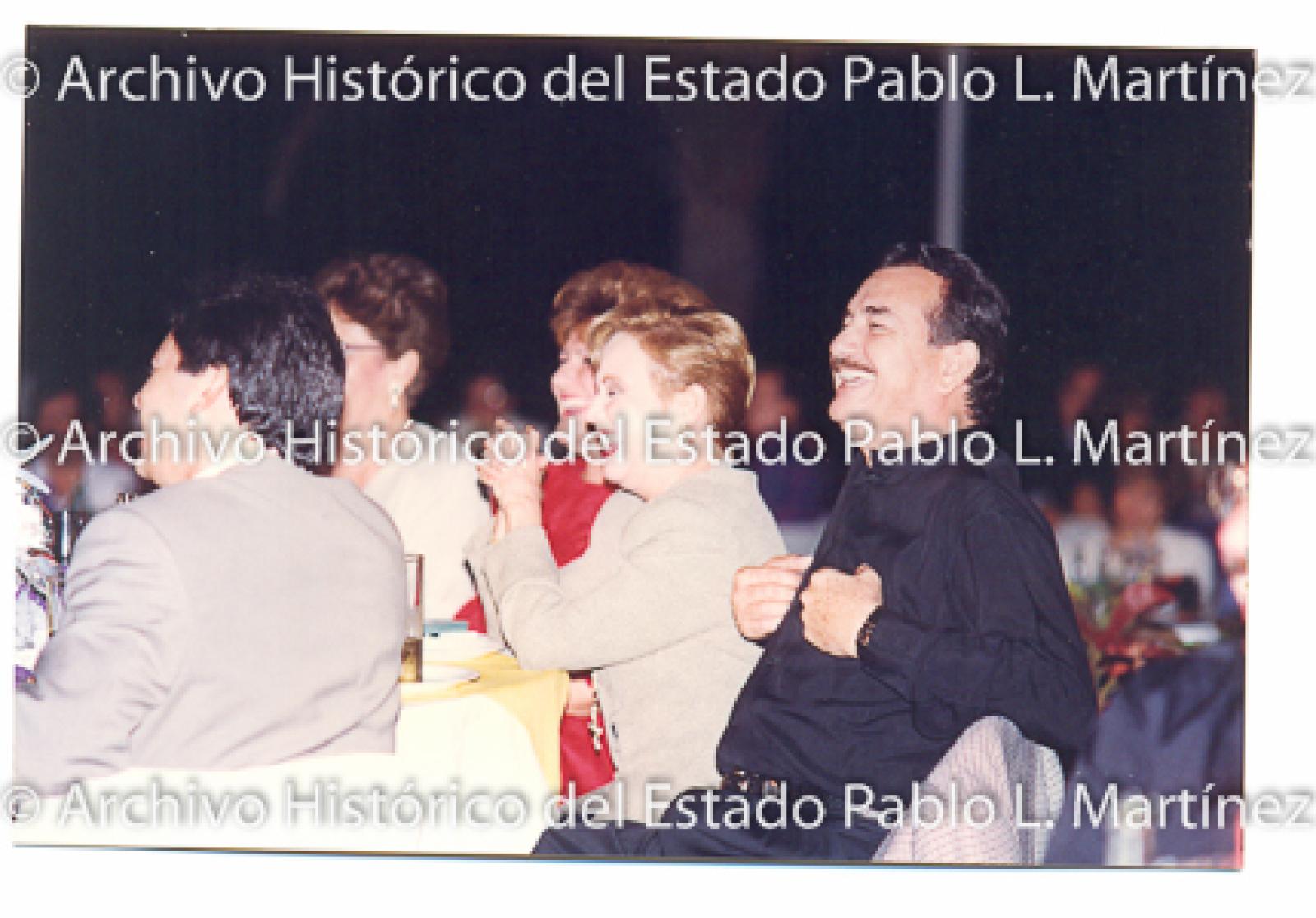 Guillermo Mercado Romero y Concepción Casas de Mercado sonrrien en fiesta.