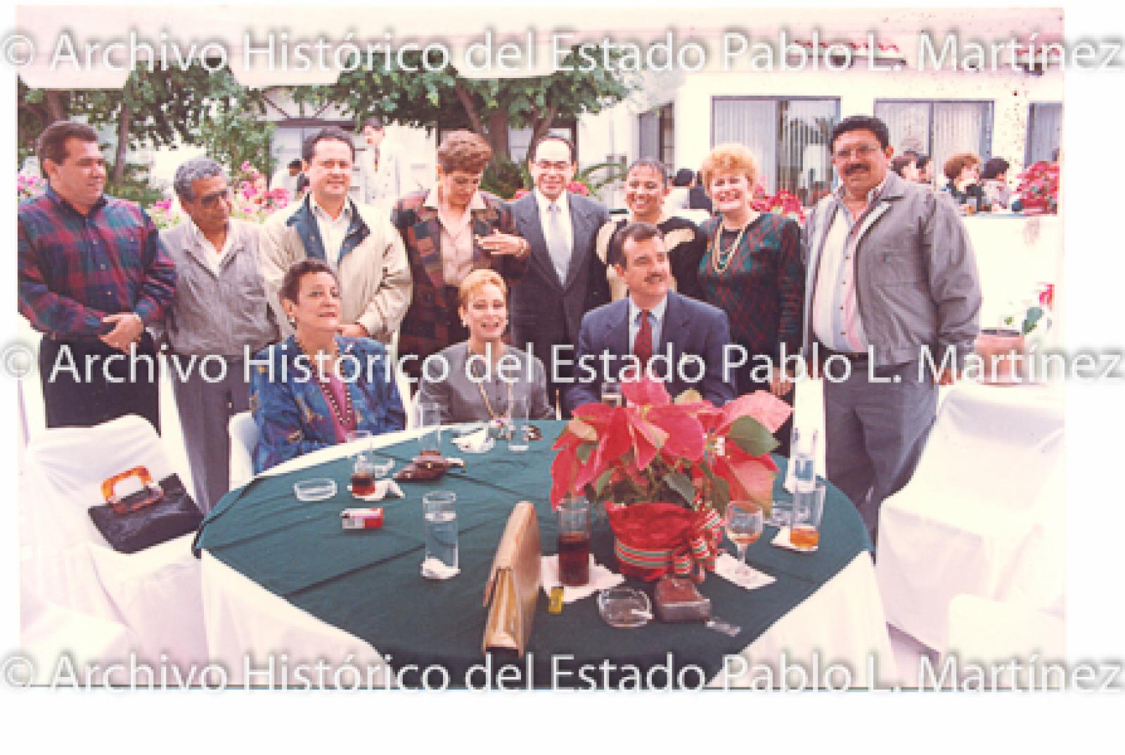 Guillermo Mercado Romero y Concepción Casas de Mercadocon hombres y mujeres, retrato de grupo.