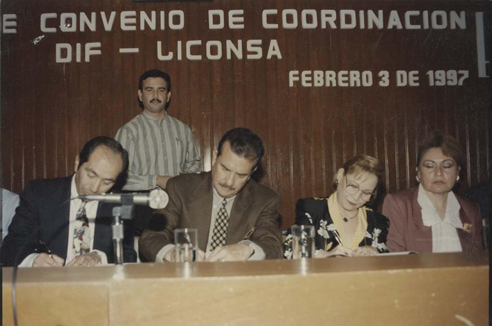 Guillermo Mercado Romero y su esposa Concepción Casas de Mercado en firma de Convenio en Coordinación DIF-Liconsa.