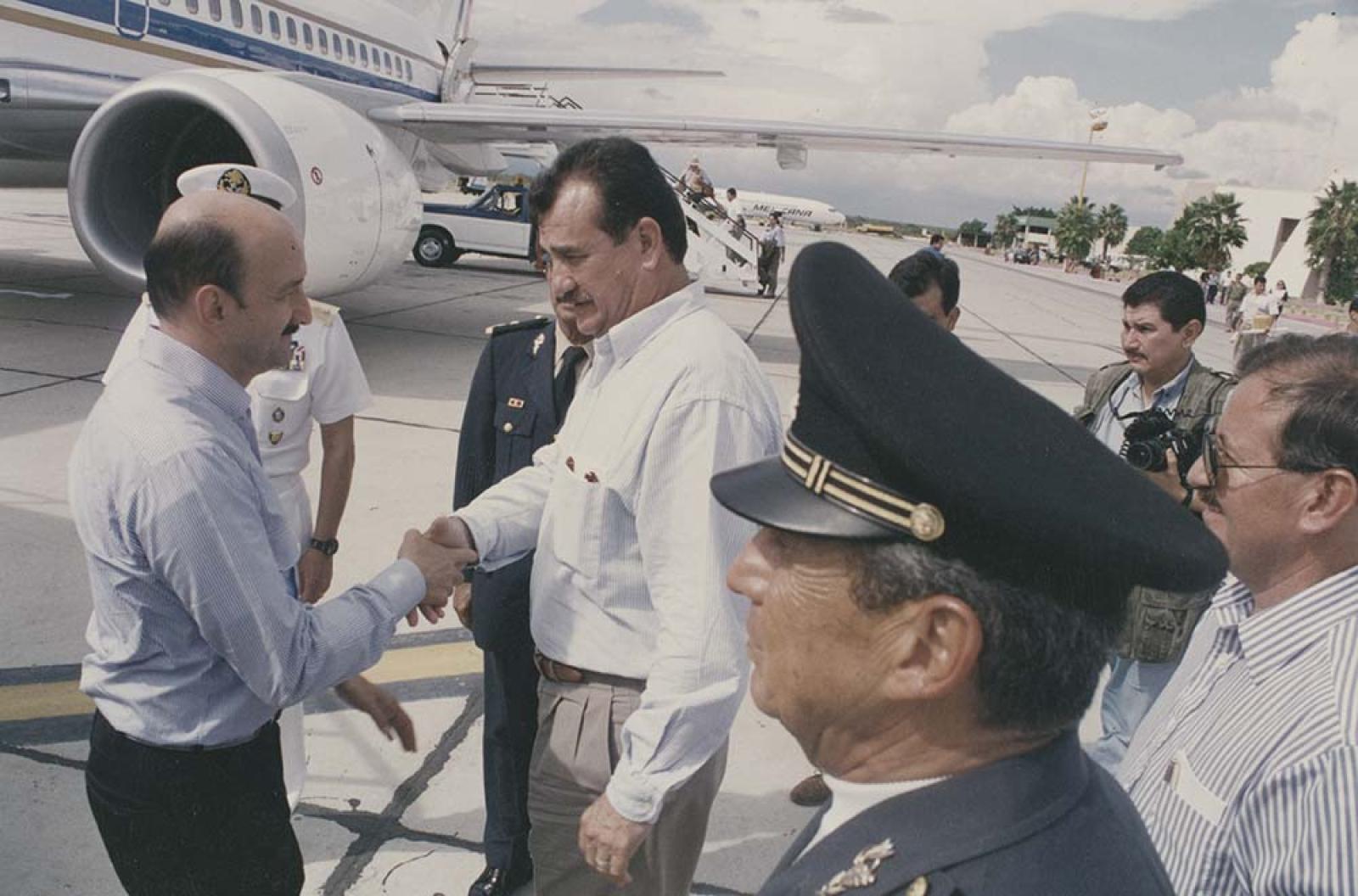 Guillermo Mercado y Carlos Salinas de Gortari  en aeropuerto.