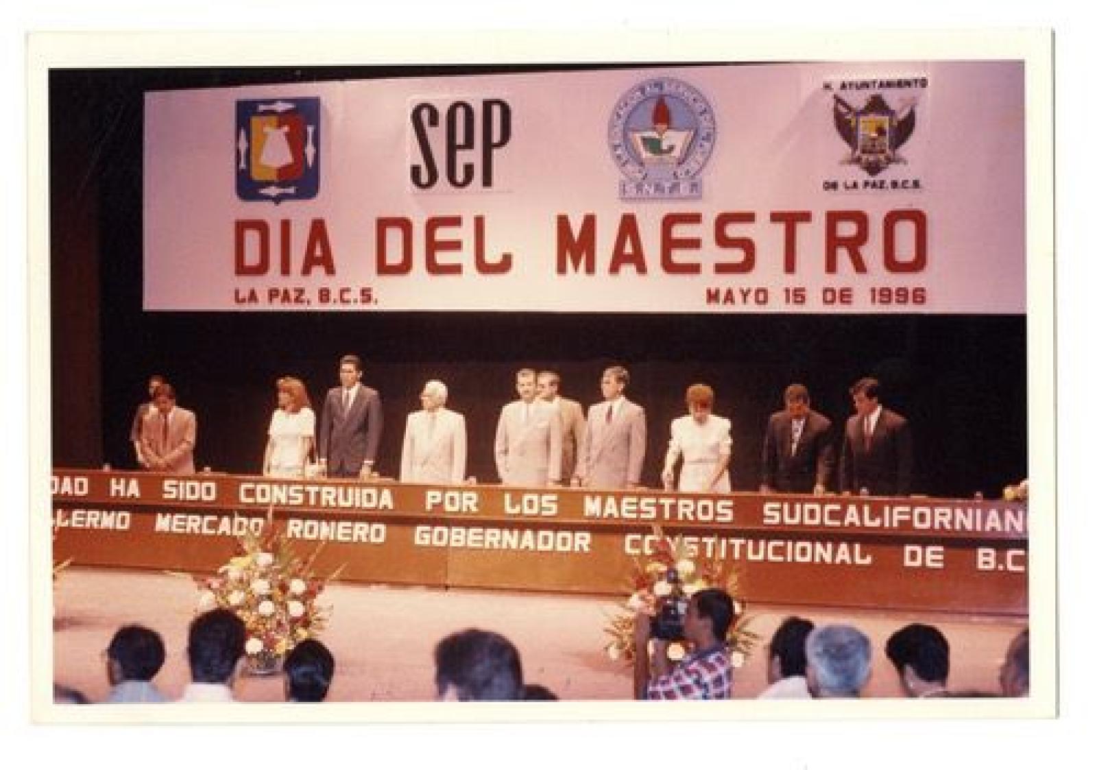 Guillermo Mercado y funcionarios públicos en celebración día del maestro.