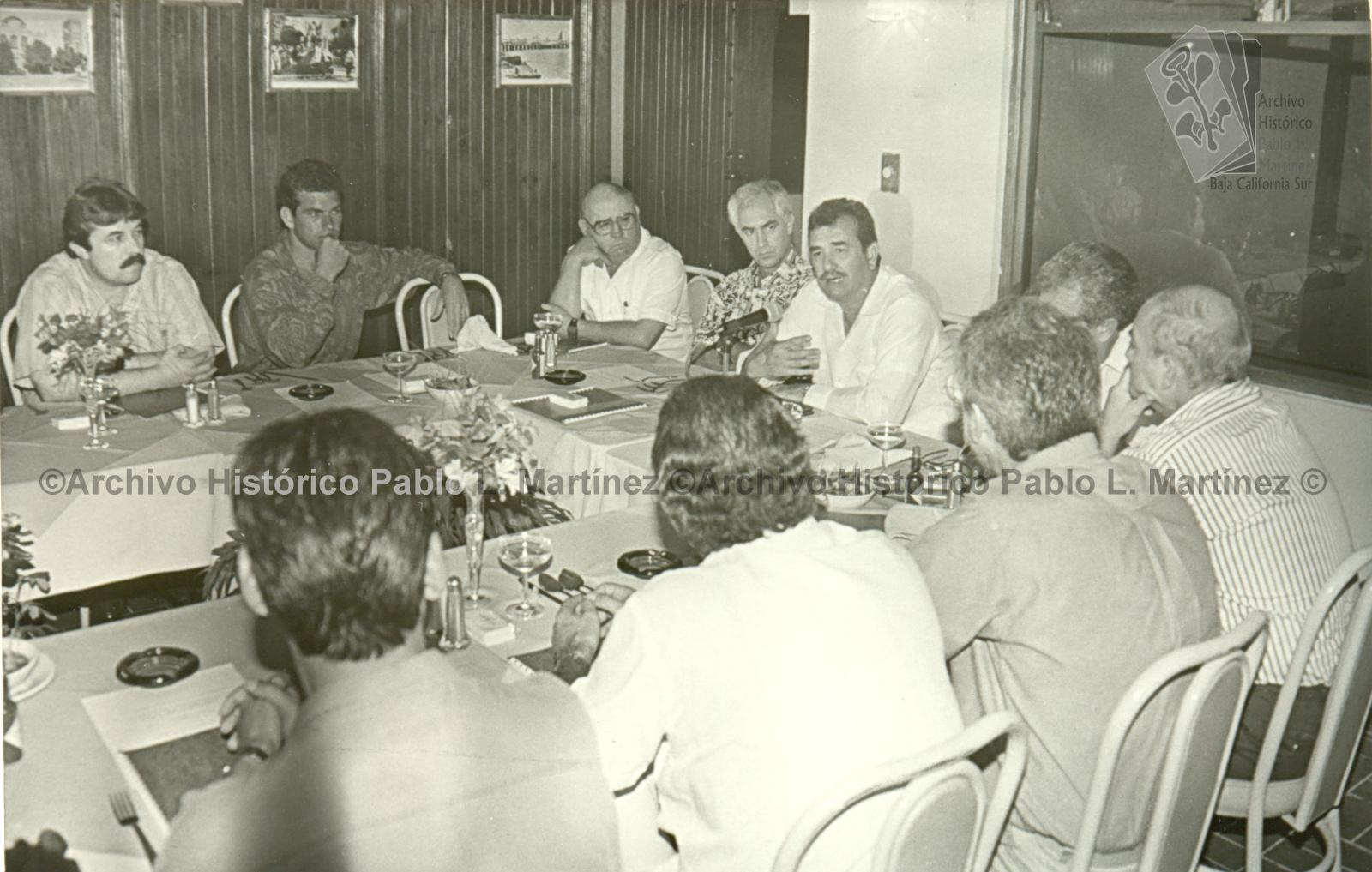 Guillermo Mercado y personas en reunión de trabajo.