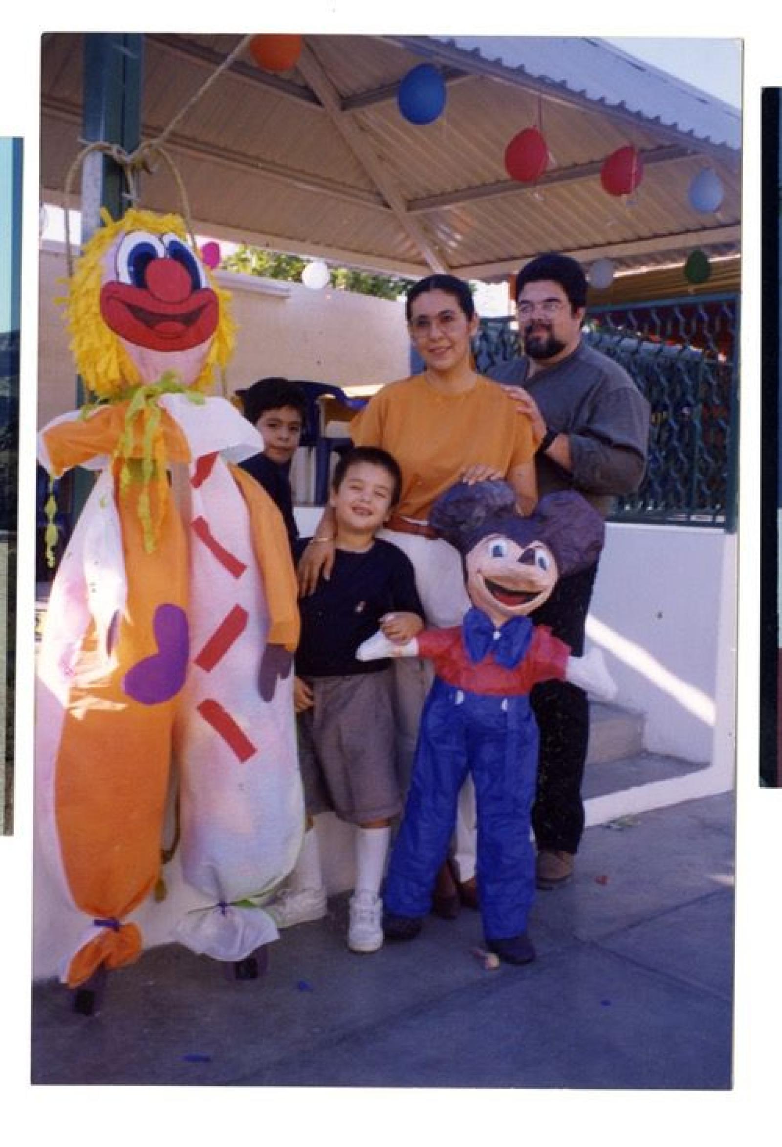 Gustavo Adolfo acompañado de su hermano Rodolfo y sus papás Esthela Ramírez y Rodolfo Pulido.