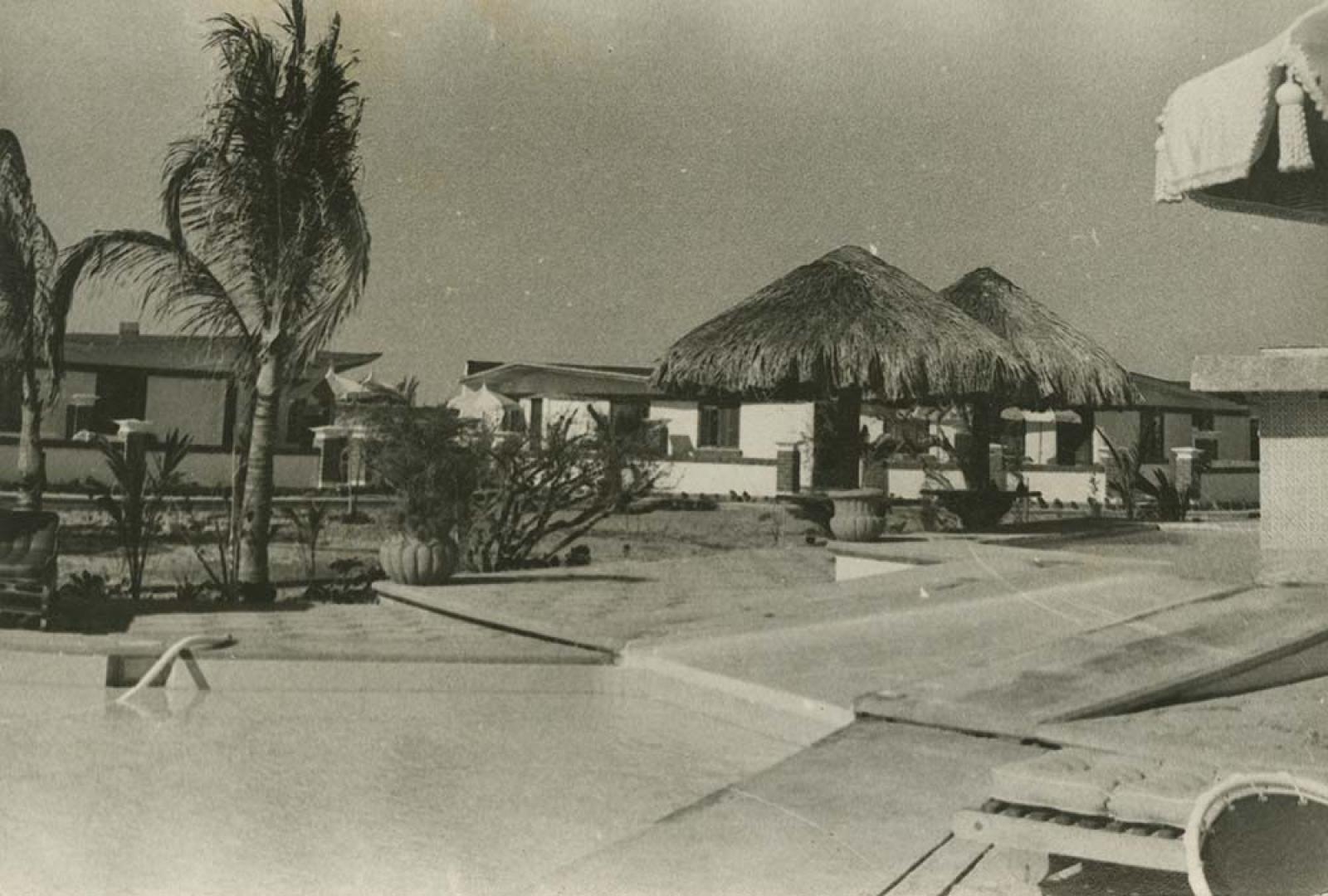 Habitaciones con vista a palapas y alberca.