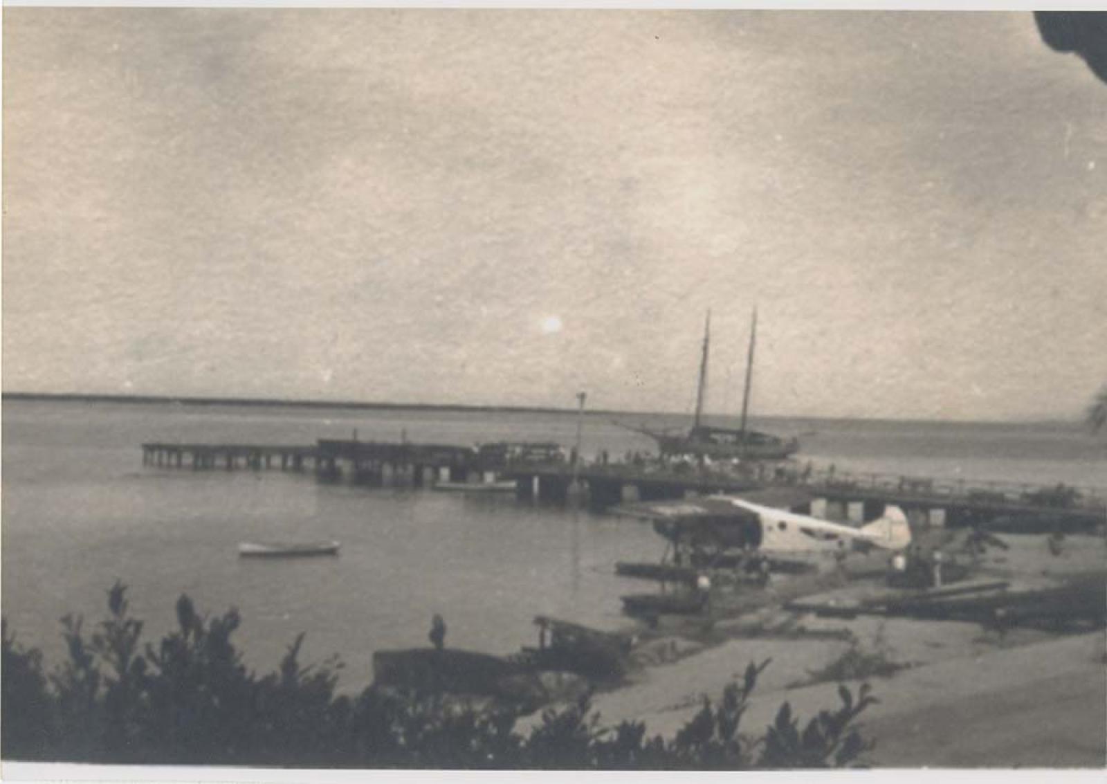 Hidroavión junto a muelle.
