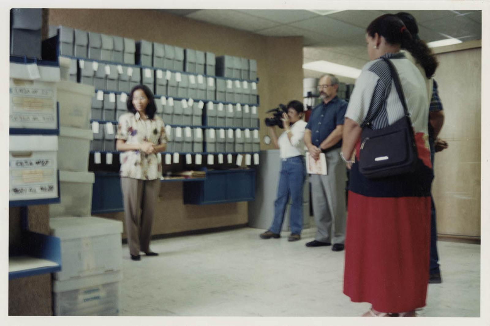 Hilda Silva Bustamante explica sobre los acervos documentales que resguarda el Archivo Histórico Pablo L. Martínez.