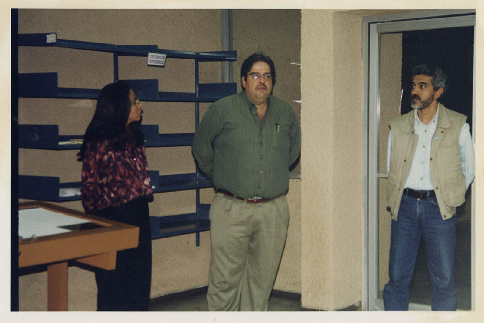Hilda Silva Bustamante y acompañantes en el Archivo Histórico Pablo L. Martínez.