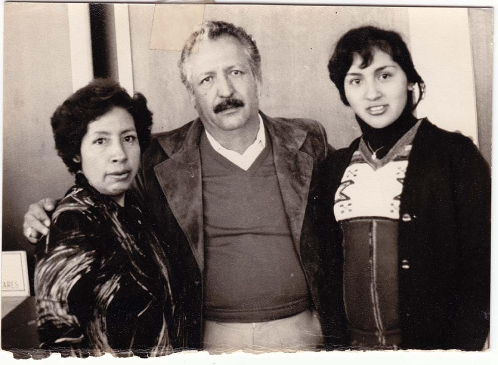 Hombre acompañado de dos mujeres.