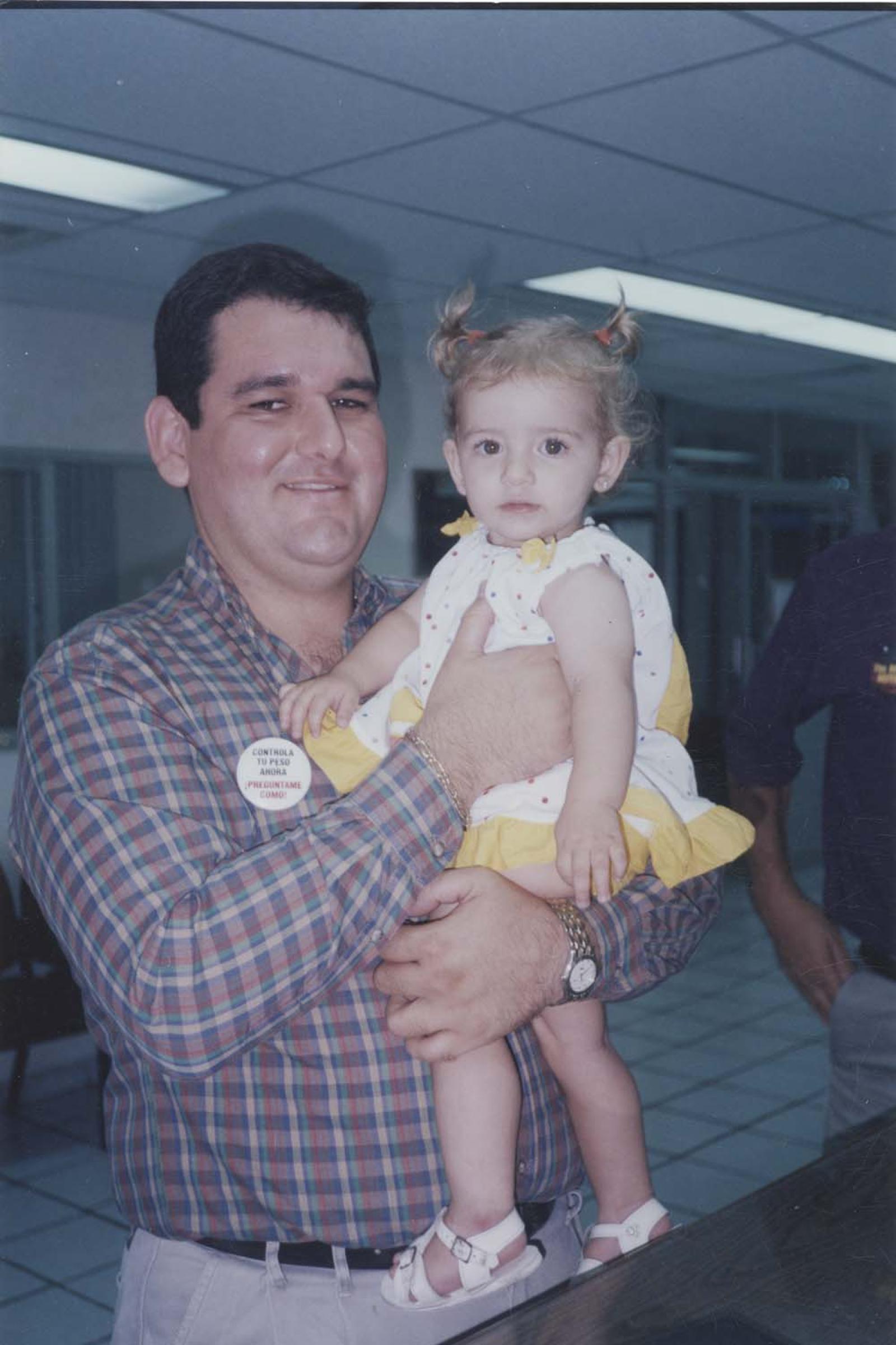 Hombre carga a niña.