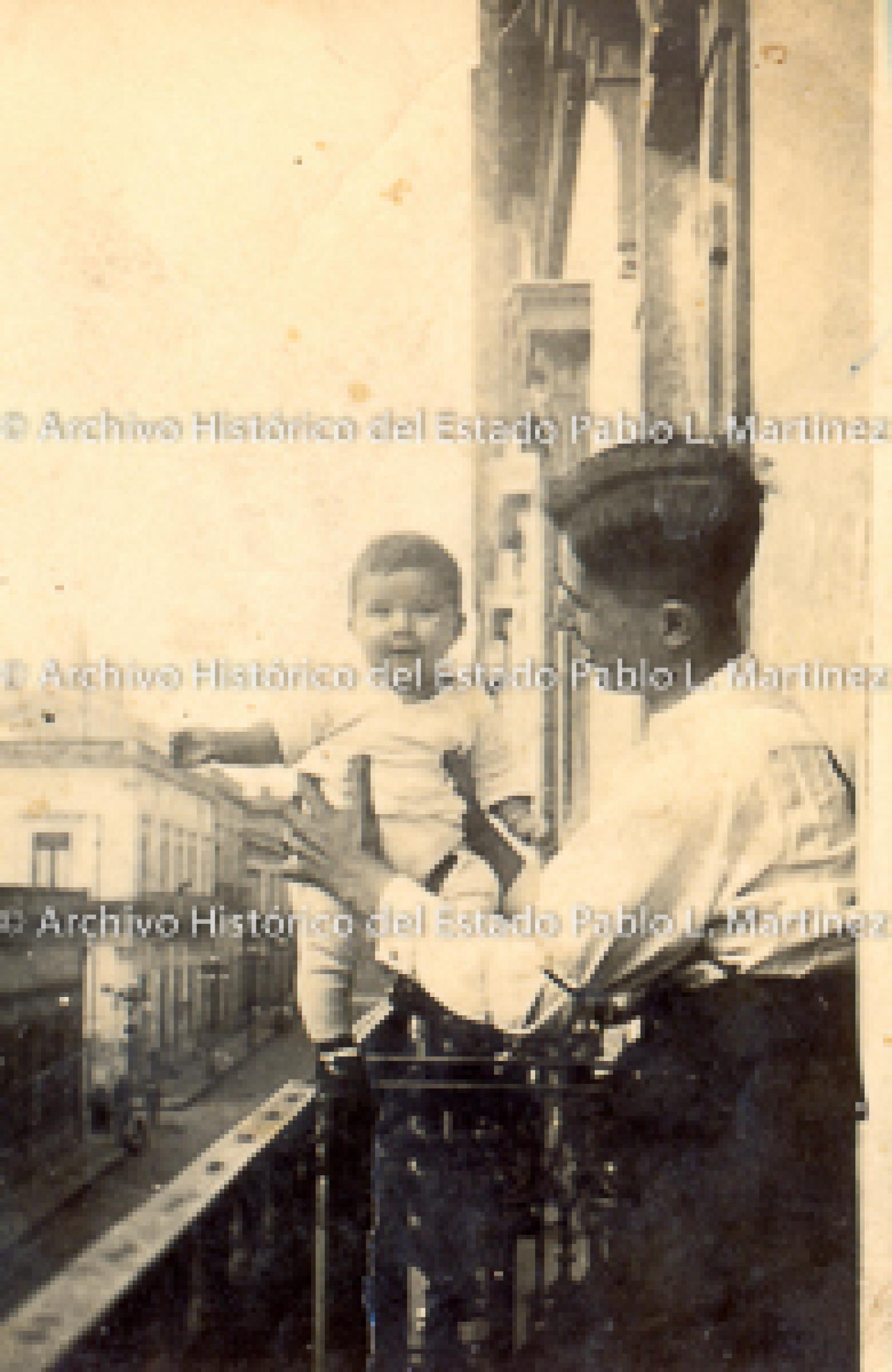 Hombre con bebé en balcón.